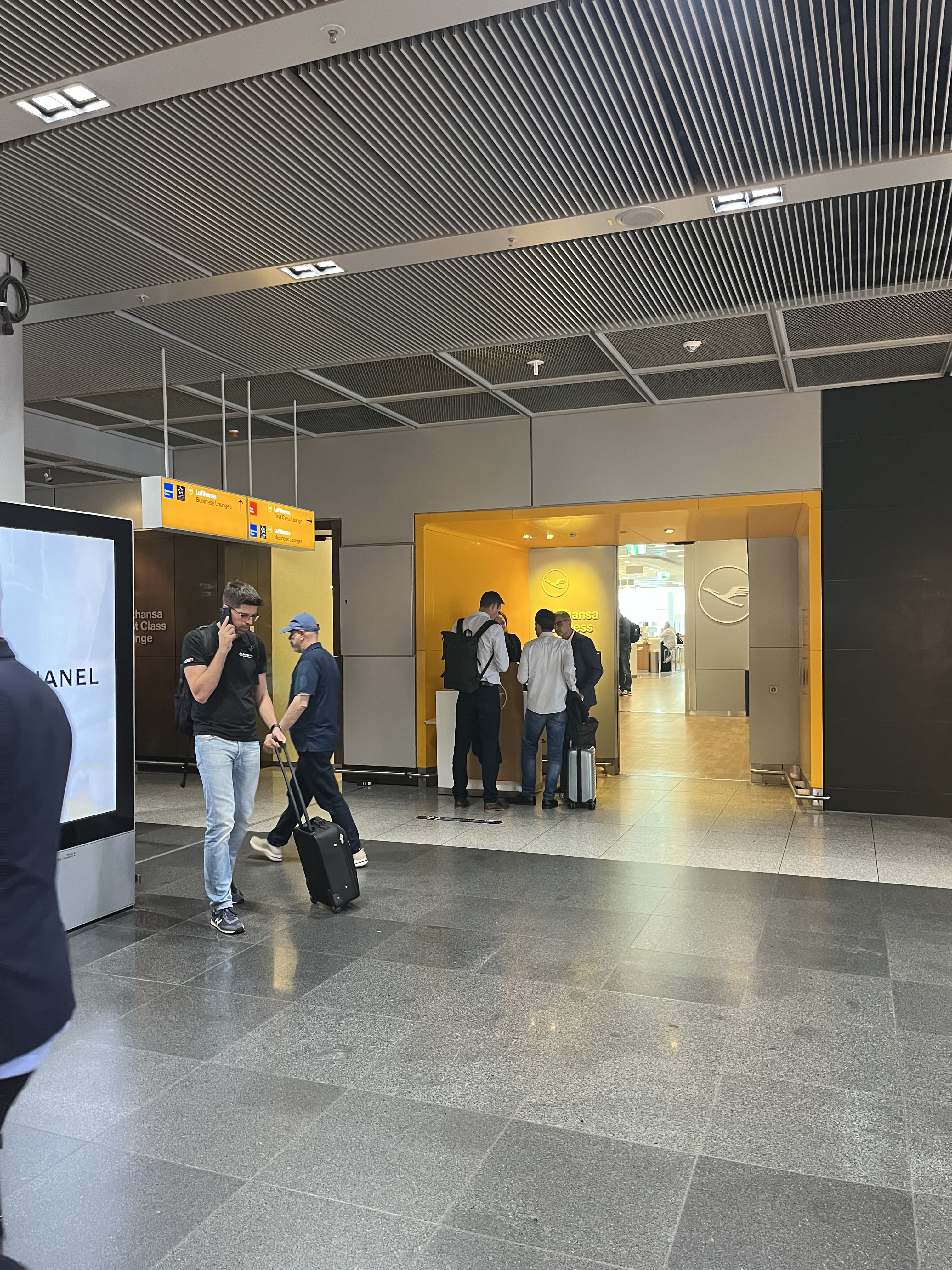 Neil Scrivener reviews the Lufthansa Lounge by Gate A13 in Frankfurt's Airport (FRA), for Star Alliance Members and those flying Business Class.