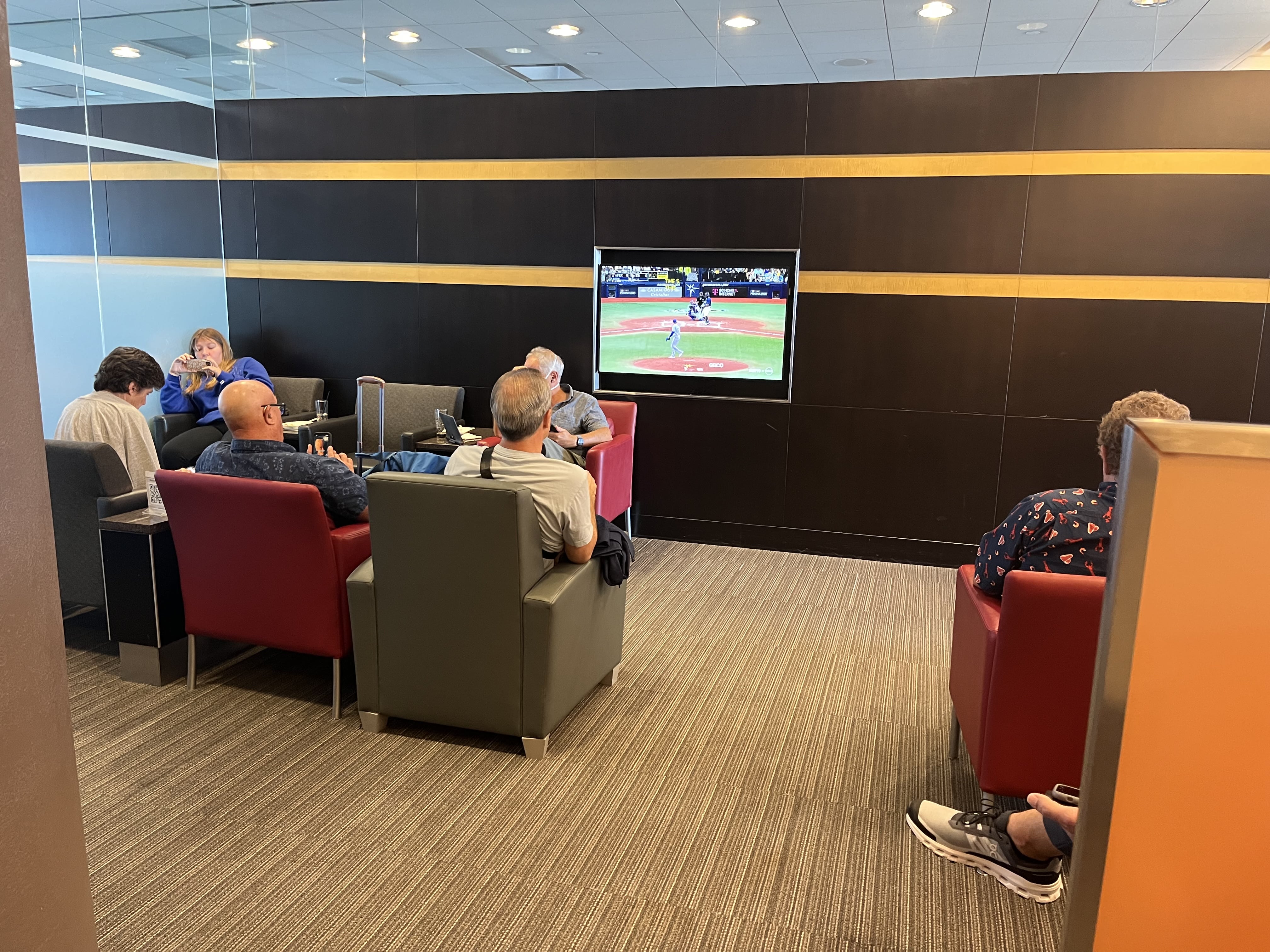 Neil Scrivener reviews the American Airlines Admirals Club JFK's Terminal 8. John F Kennedy Airport, New York - open to OneWorld members.  