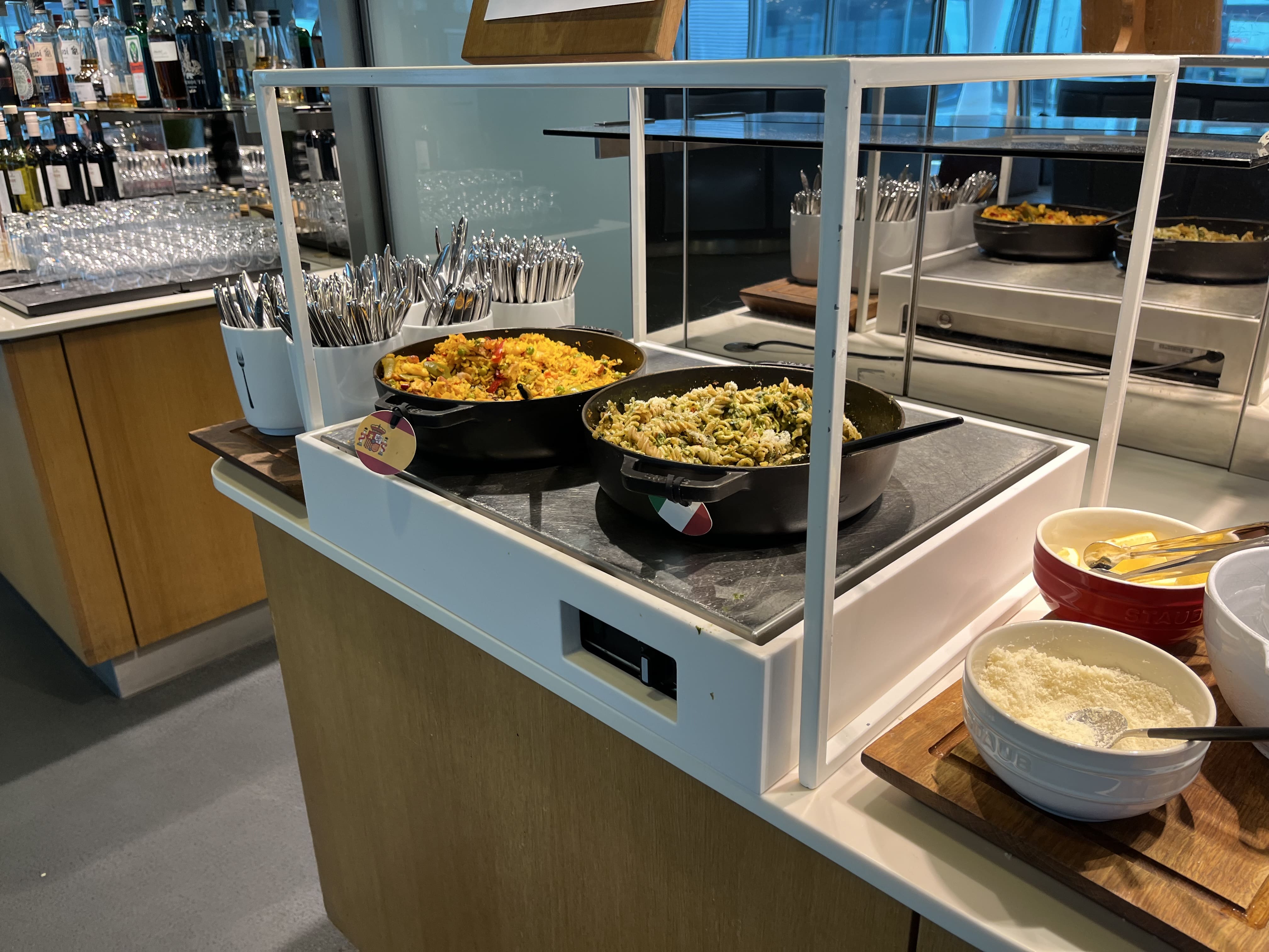 Neil Scrivener reviews the Lufthansa Business Class Lounge by Gate B24 in Frankfurt's Airport (FRA).