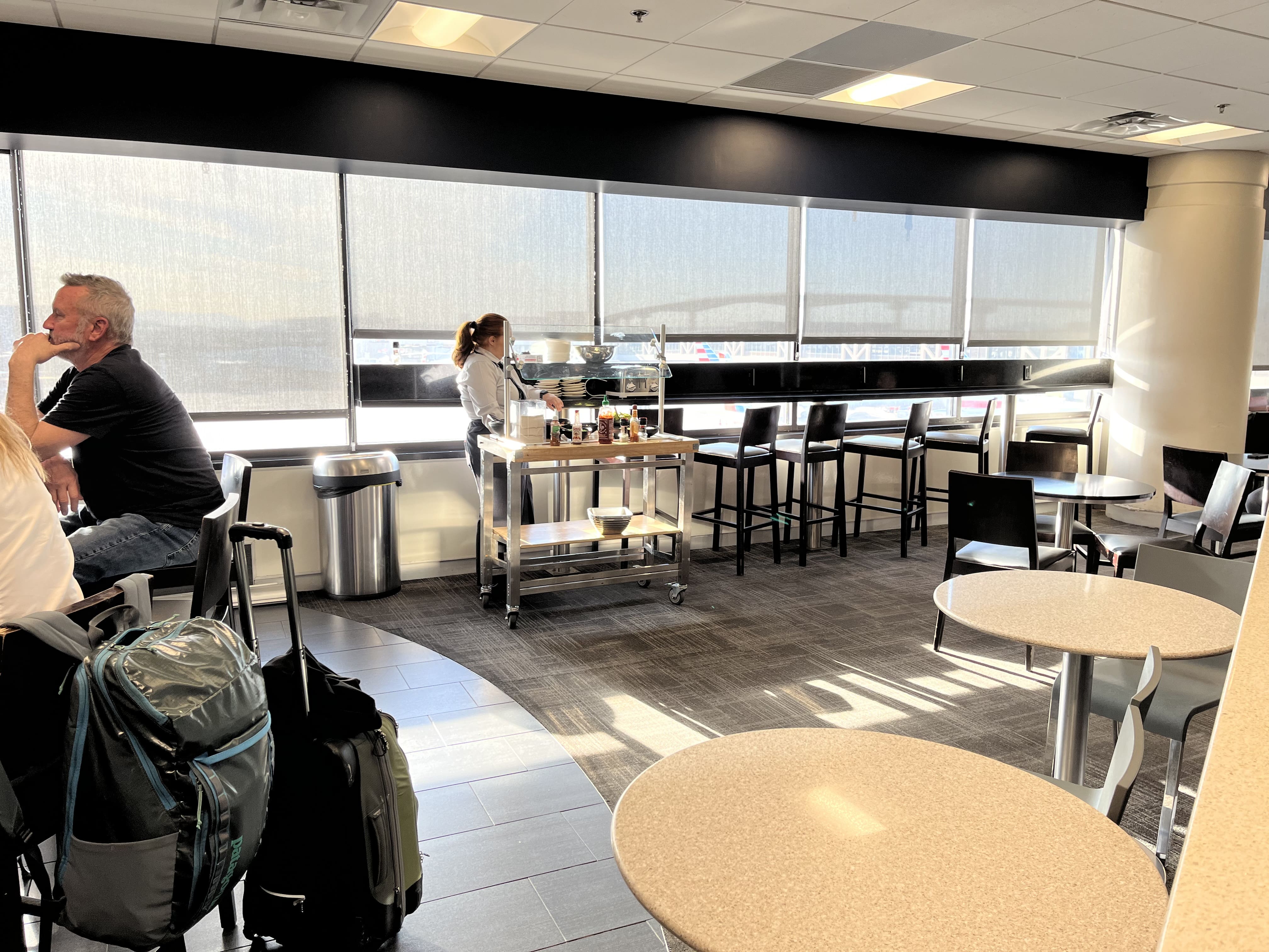 Neil Scrivener reviews the American Airlines Admirals Club in Concourse B of Phoenix Sky Harbor International Airport's Terminal 4 (PHX). 