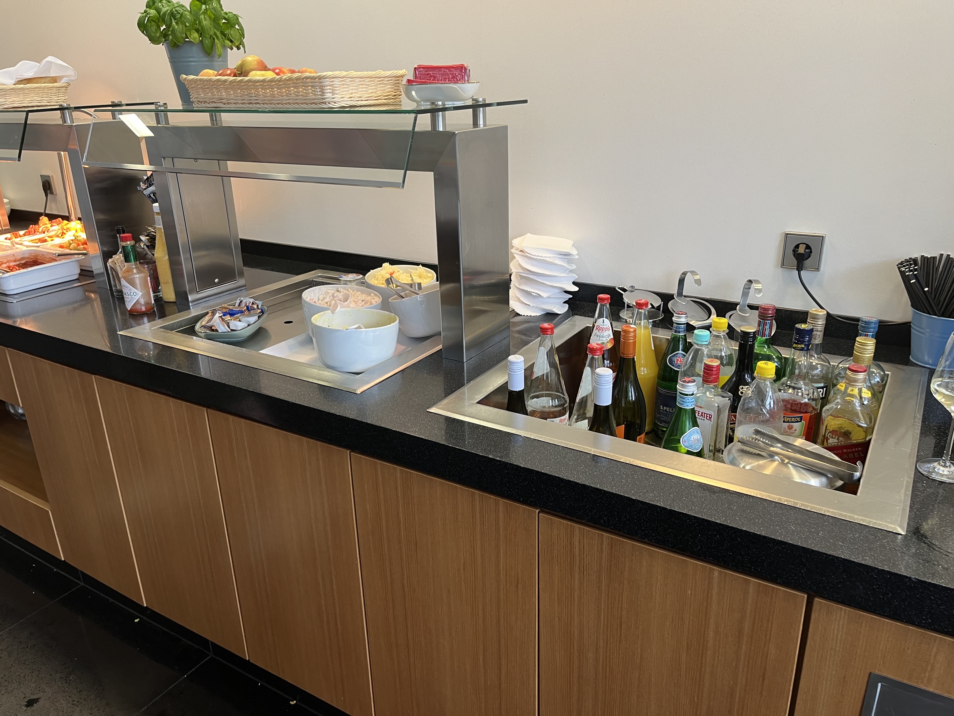 Neil Scrivener reviews the Priority Lounge in Frankfurt Airport (FRA), also the Cathay Pacific and Qatar Airways lounge.