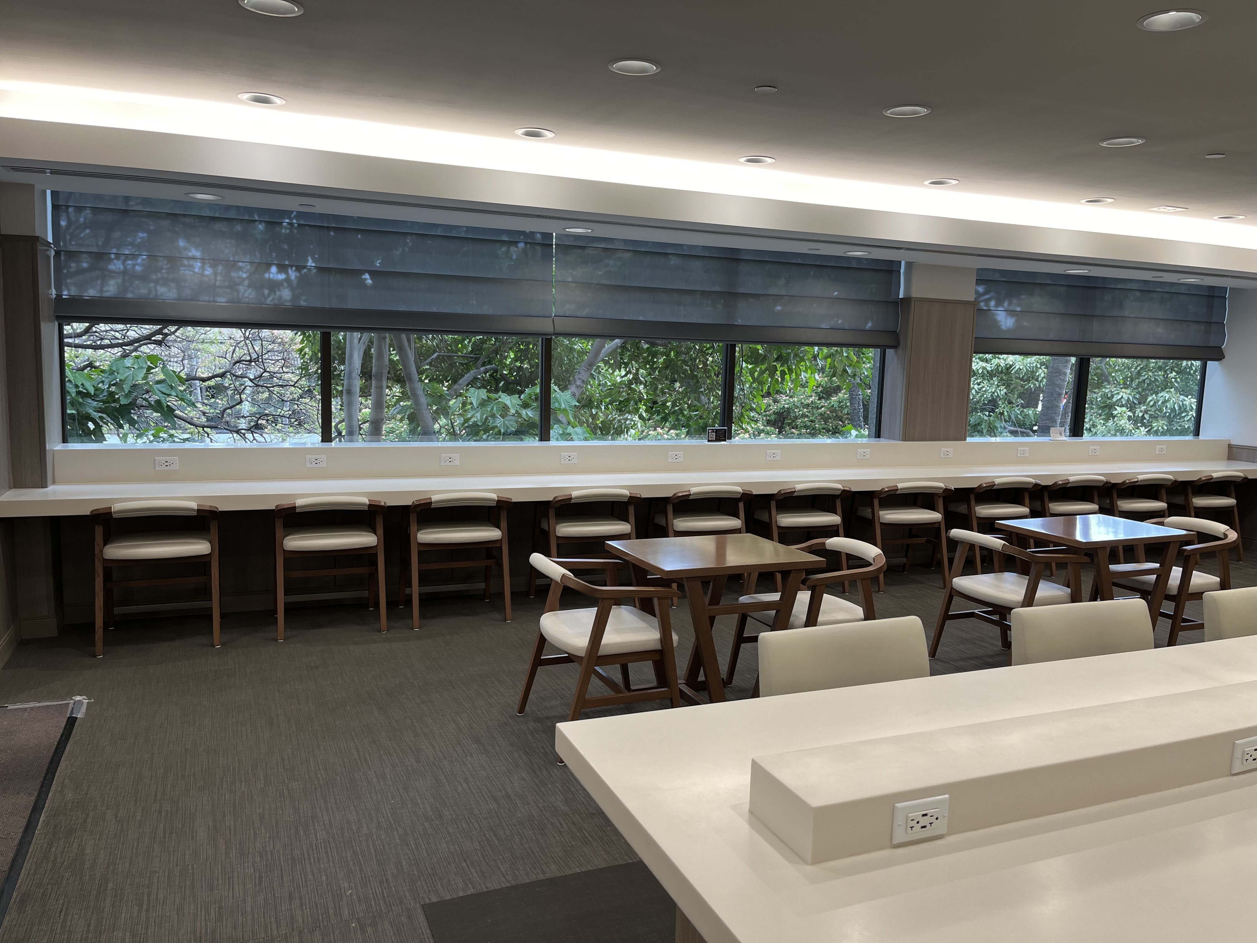 Neil Scrivener reviews the JAL (Japan Airlines) Sakura Lounge in Daniel K. Inouye International Airport (HNL). 