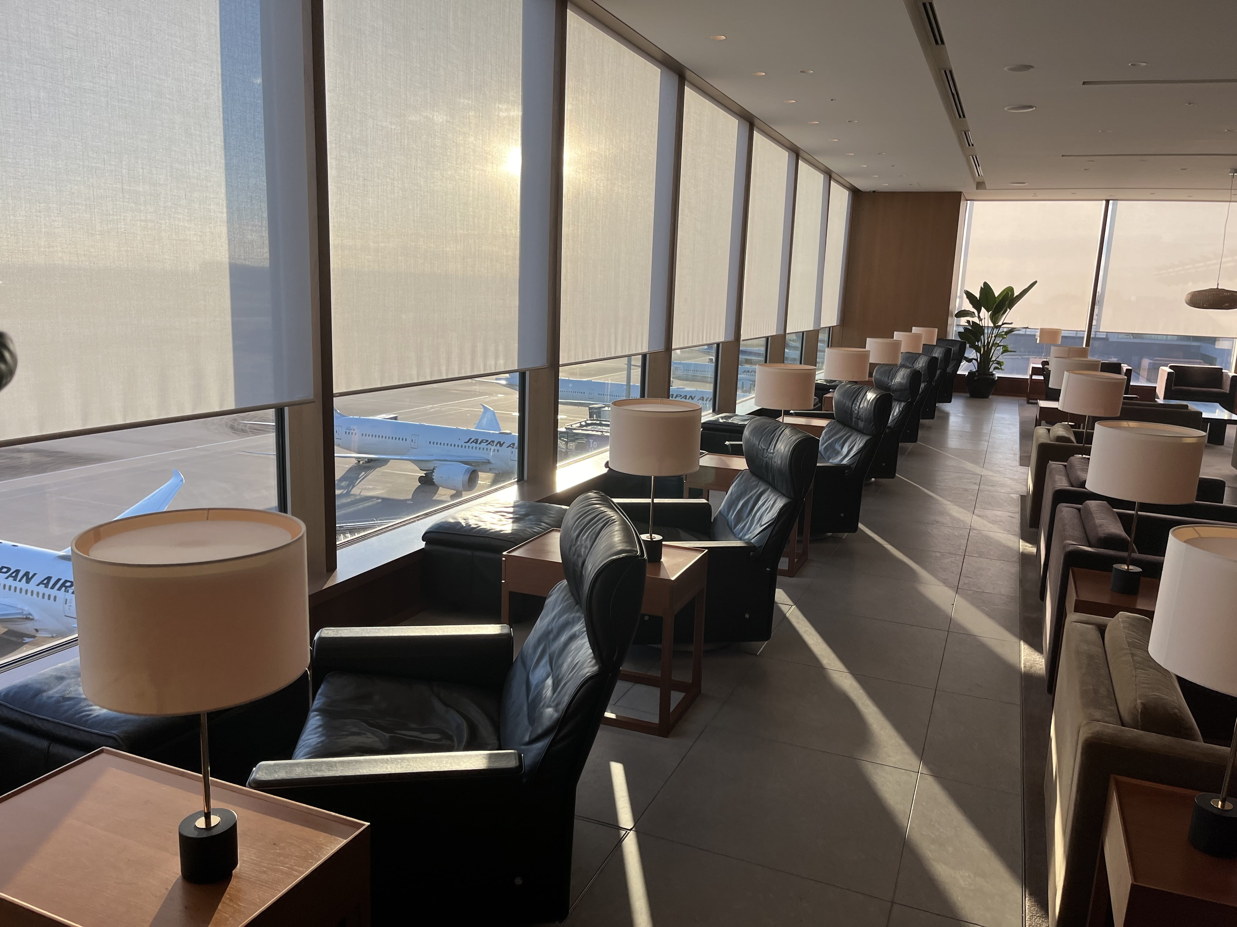 Neil Scrivener reviews the Cathay Pacific Lounge in Terminal 3 of Tokyo's Haneda Airport, available to OneWorld members. 