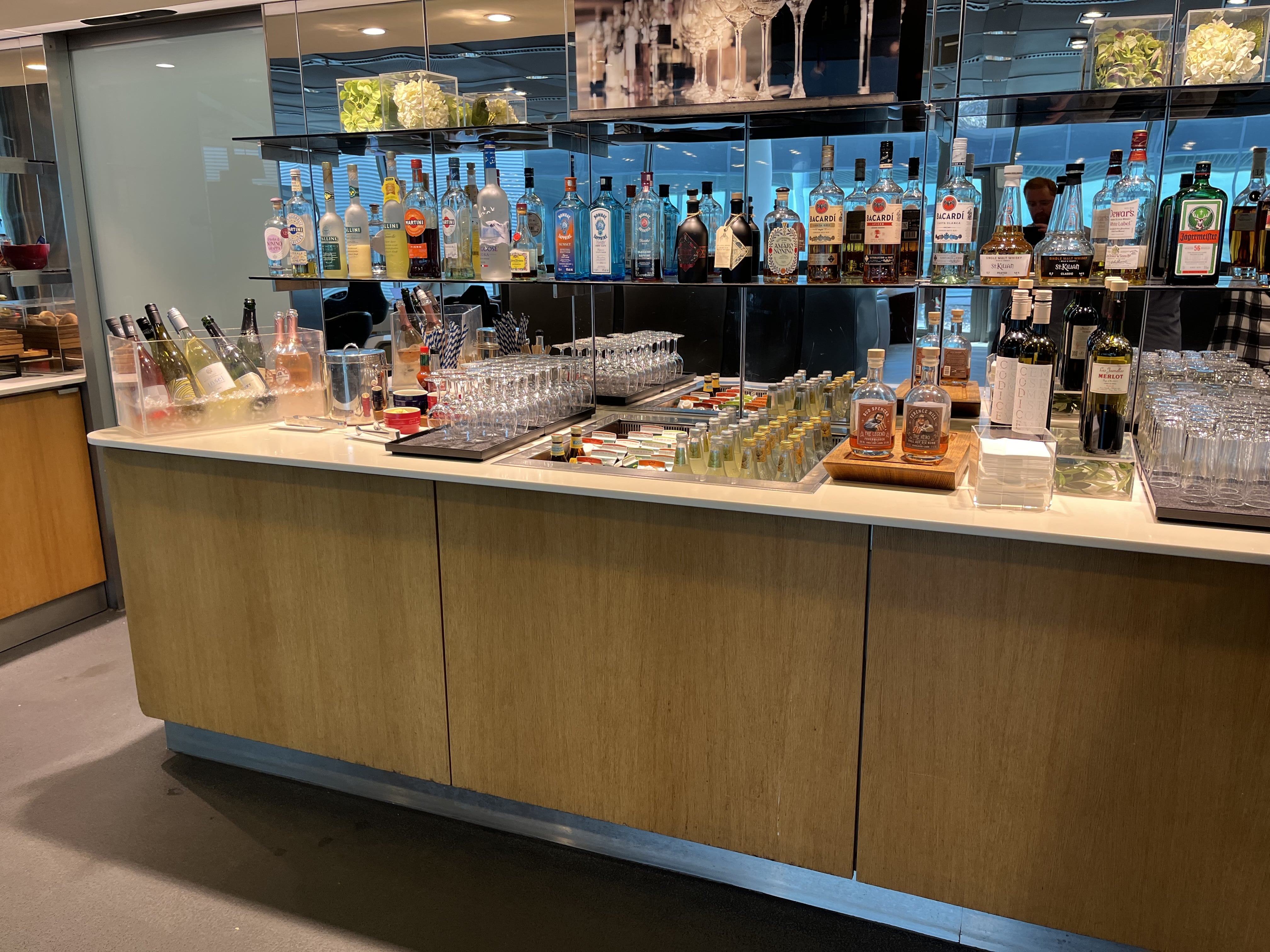 Neil Scrivener reviews the Lufthansa Business Class Lounge by Gate B24 in Frankfurt's Airport (FRA).