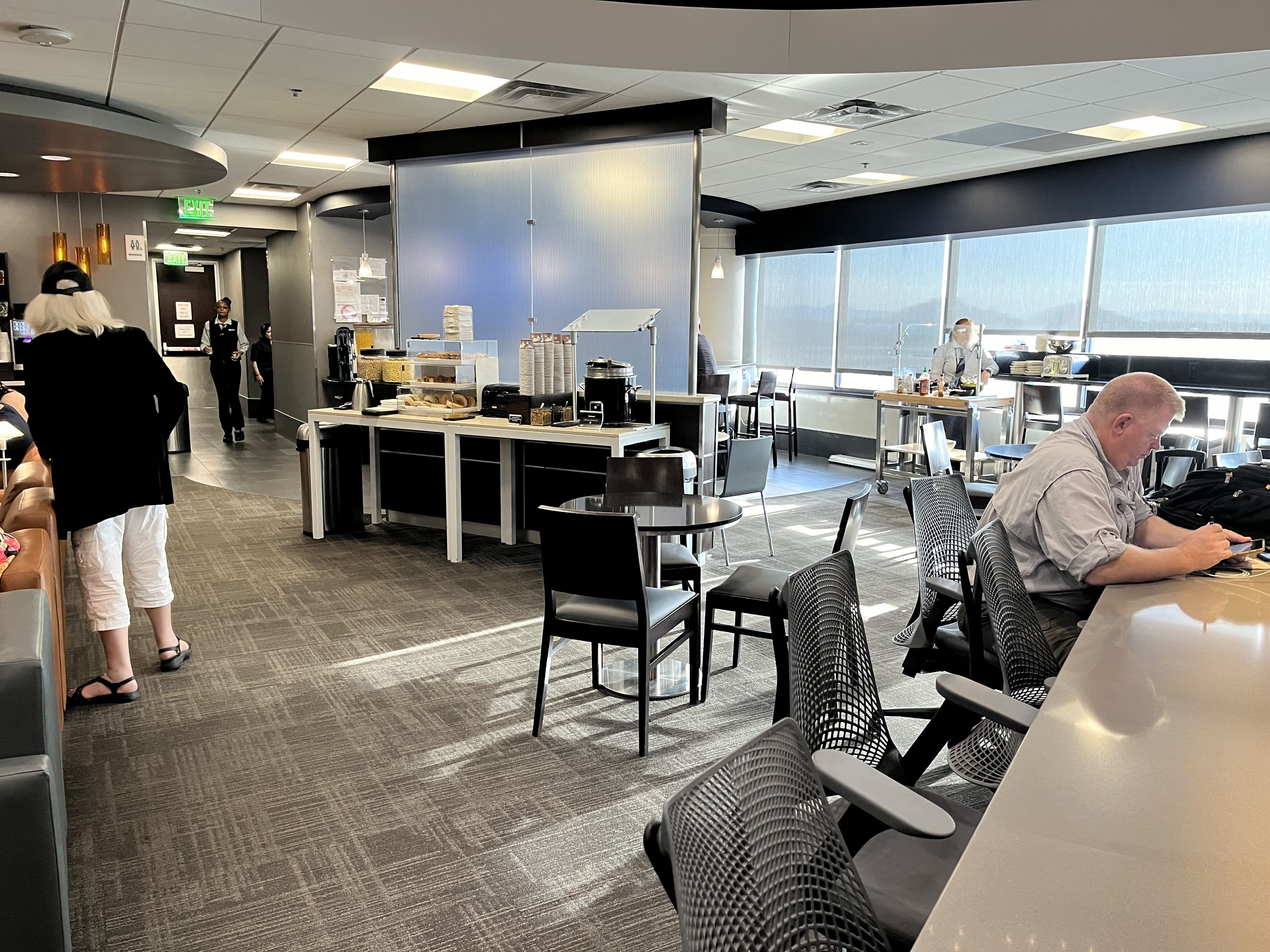 Neil Scrivener reviews the American Airlines Admirals Club in Concourse B of Phoenix Sky Harbor International Airport's Terminal 4 (PHX). 