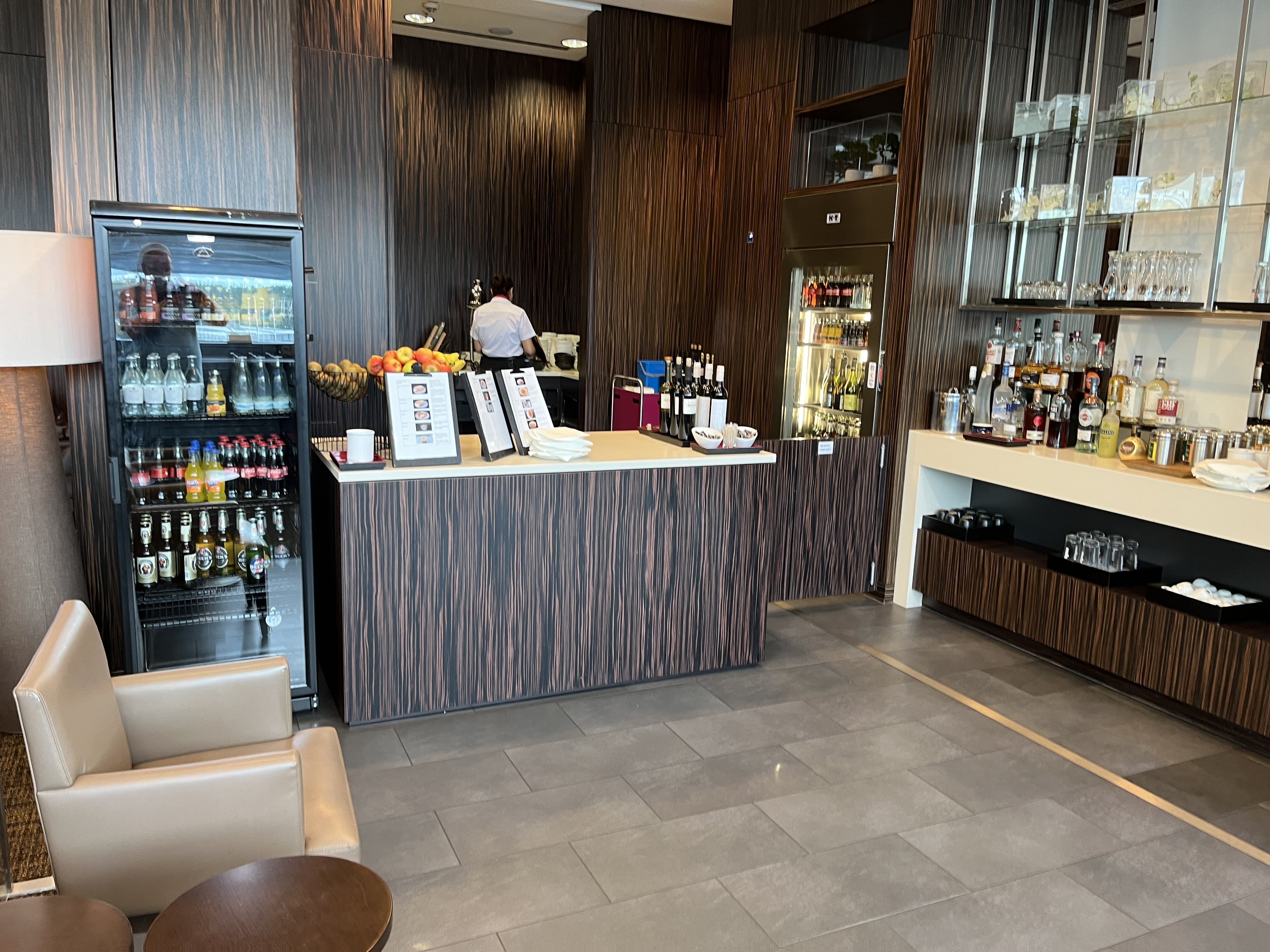 Neil Scrivener reviews the JAL Business Class/Sakura Lounge and First Class Lounge in Frankfurt Airport's Terminal 2. 