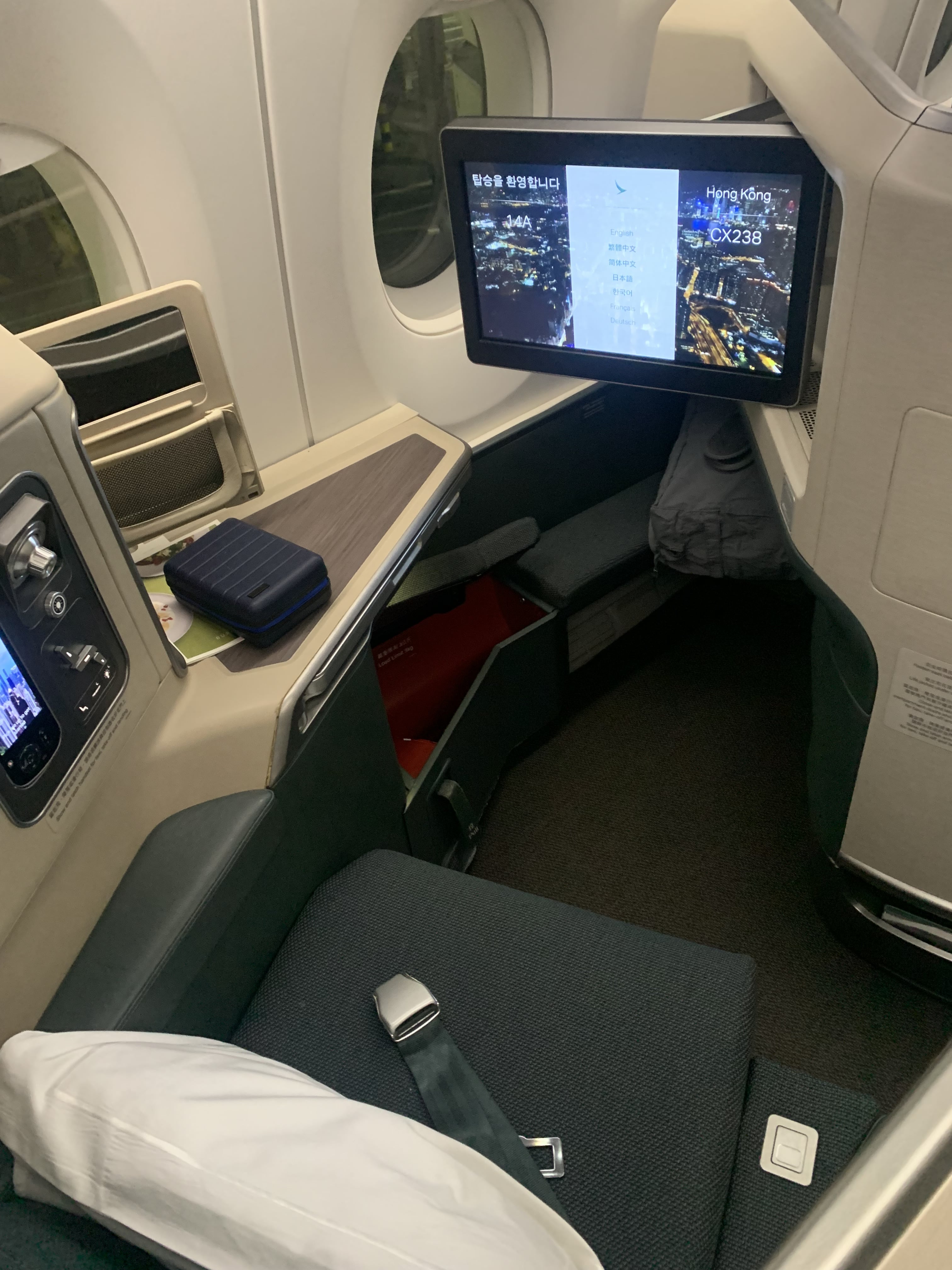 Neil Scrivener reviews Cathay Pacific's CX252 from London Heathrow to Hong Kong on the Airbus A350-900 in Business Class. 