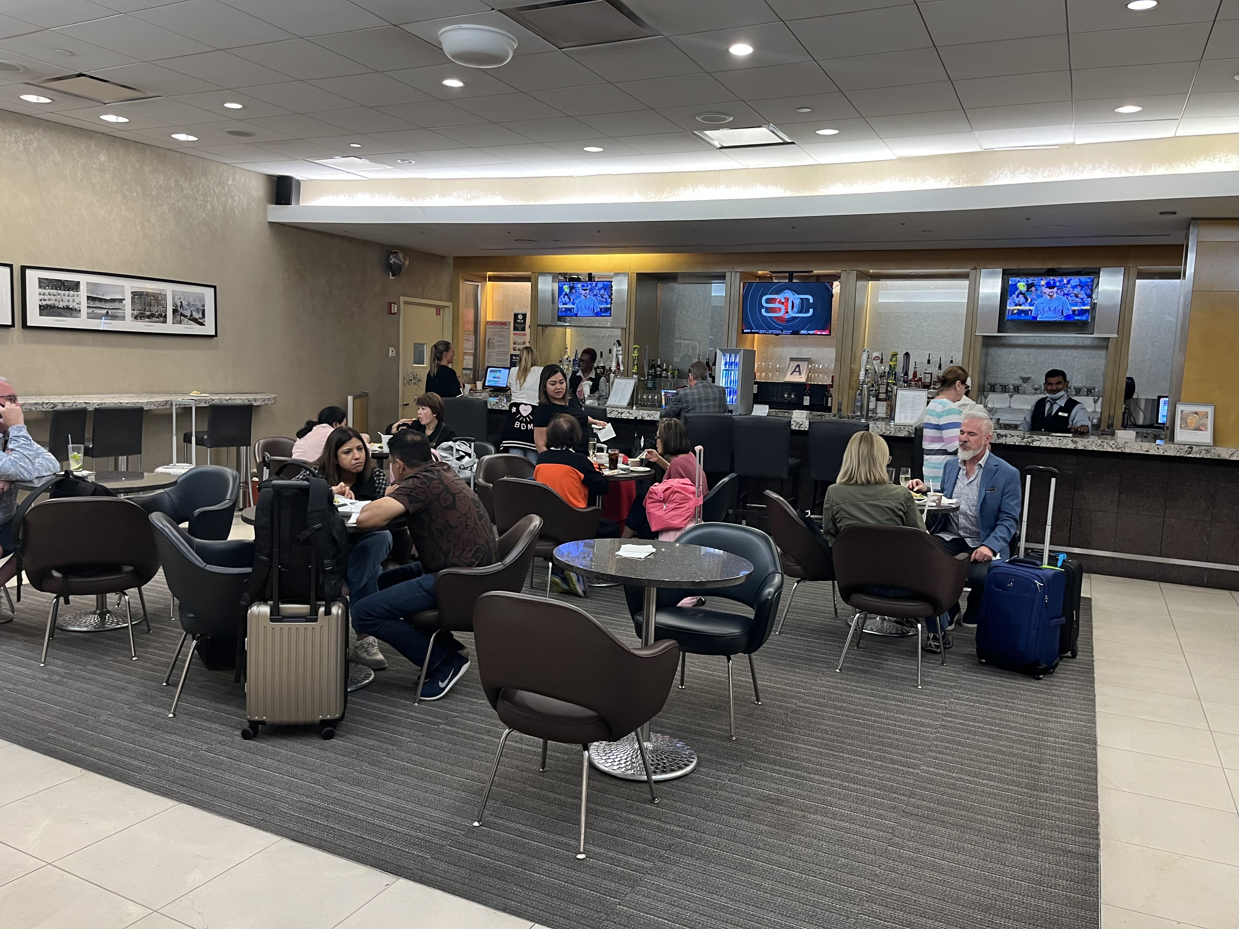 Neil Scrivener reviews the American Airlines Admirals Club JFK's Terminal 8. John F Kennedy Airport, New York - open to OneWorld members.  