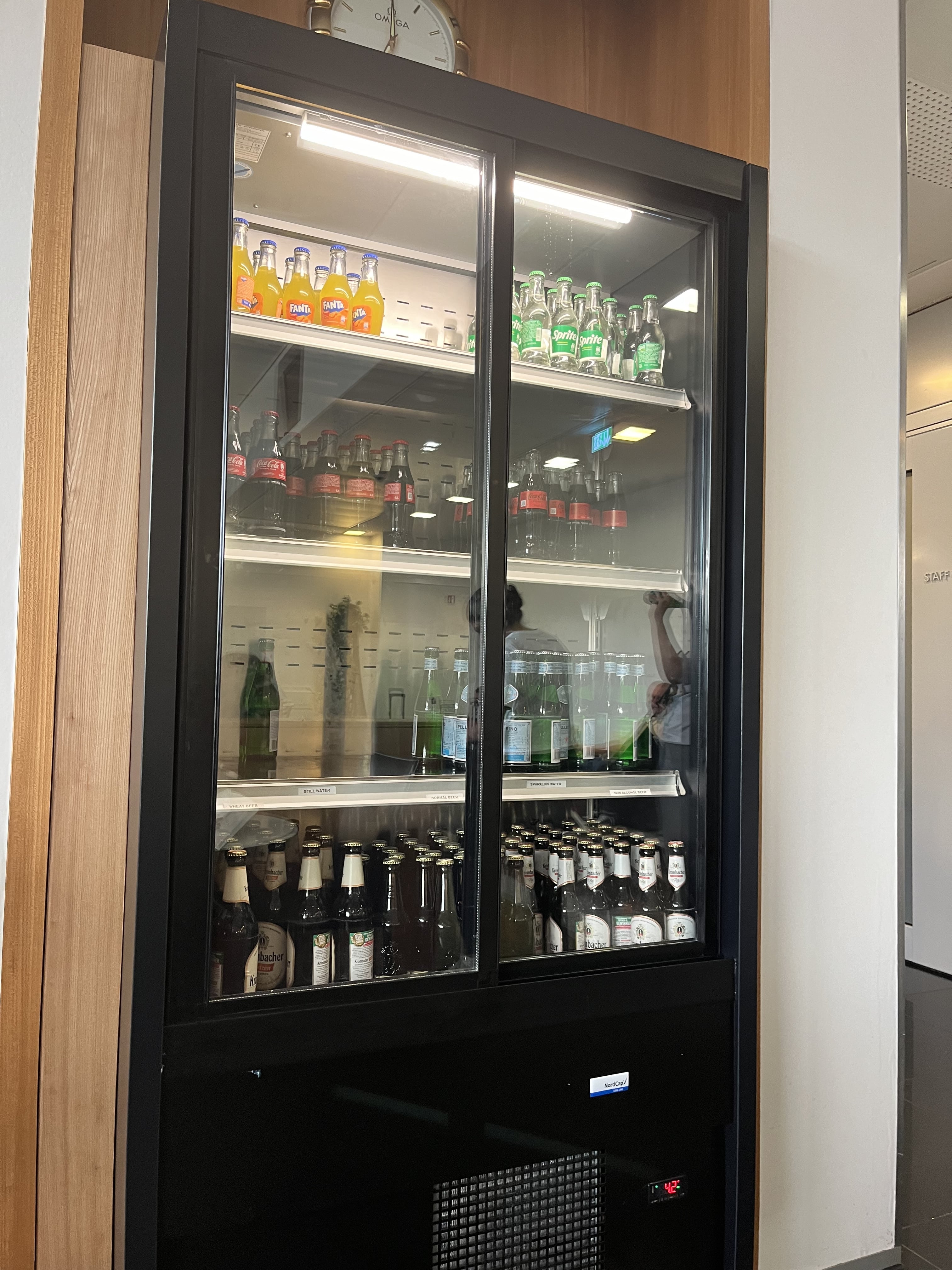 Neil Scrivener reviews the Priority Lounge in Frankfurt Airport (FRA), also the Cathay Pacific and Qatar Airways lounge.