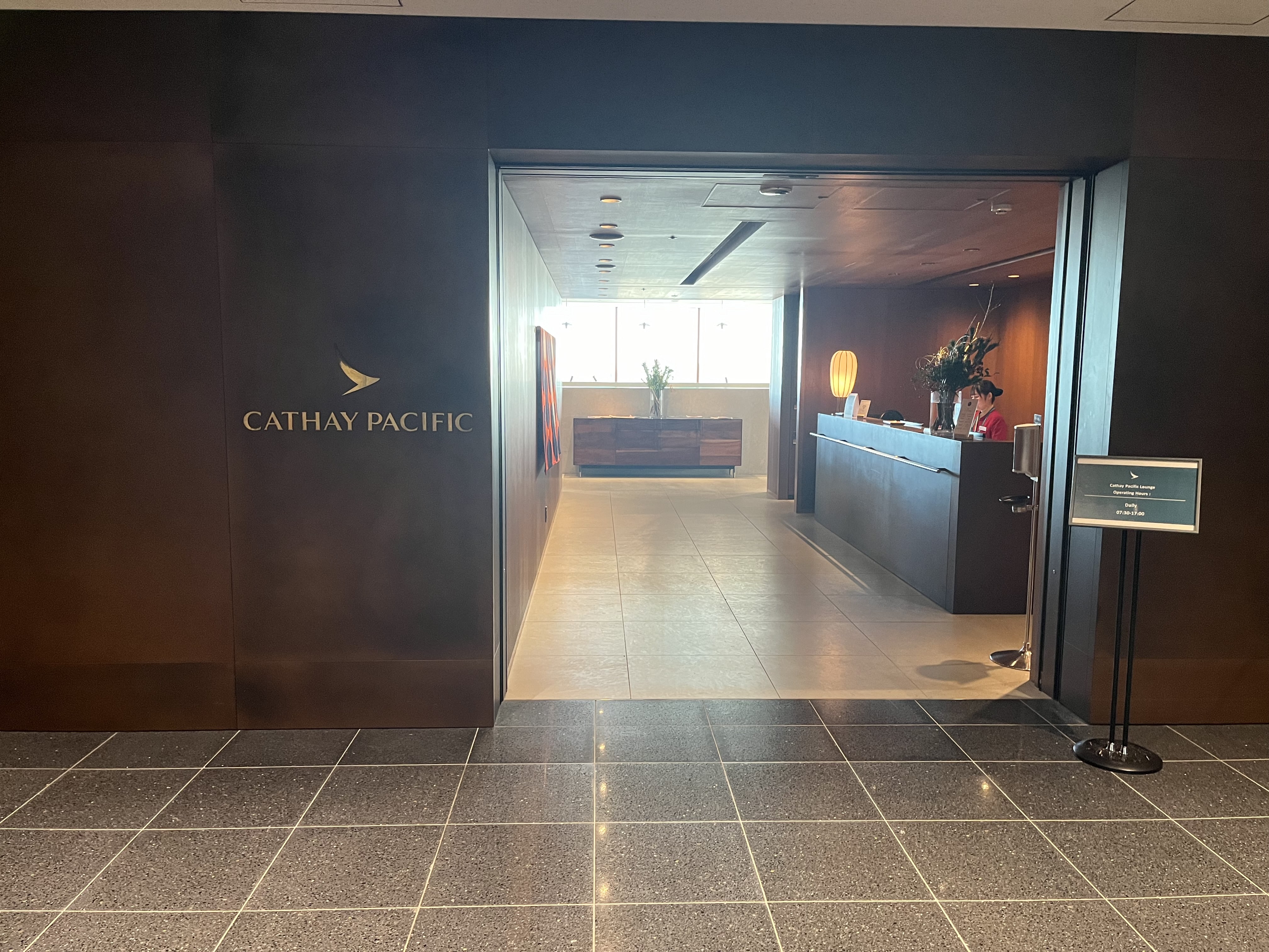 Neil Scrivener reviews the Cathay Pacific Lounge in Terminal 3 of Tokyo's Haneda Airport, available to OneWorld members. 