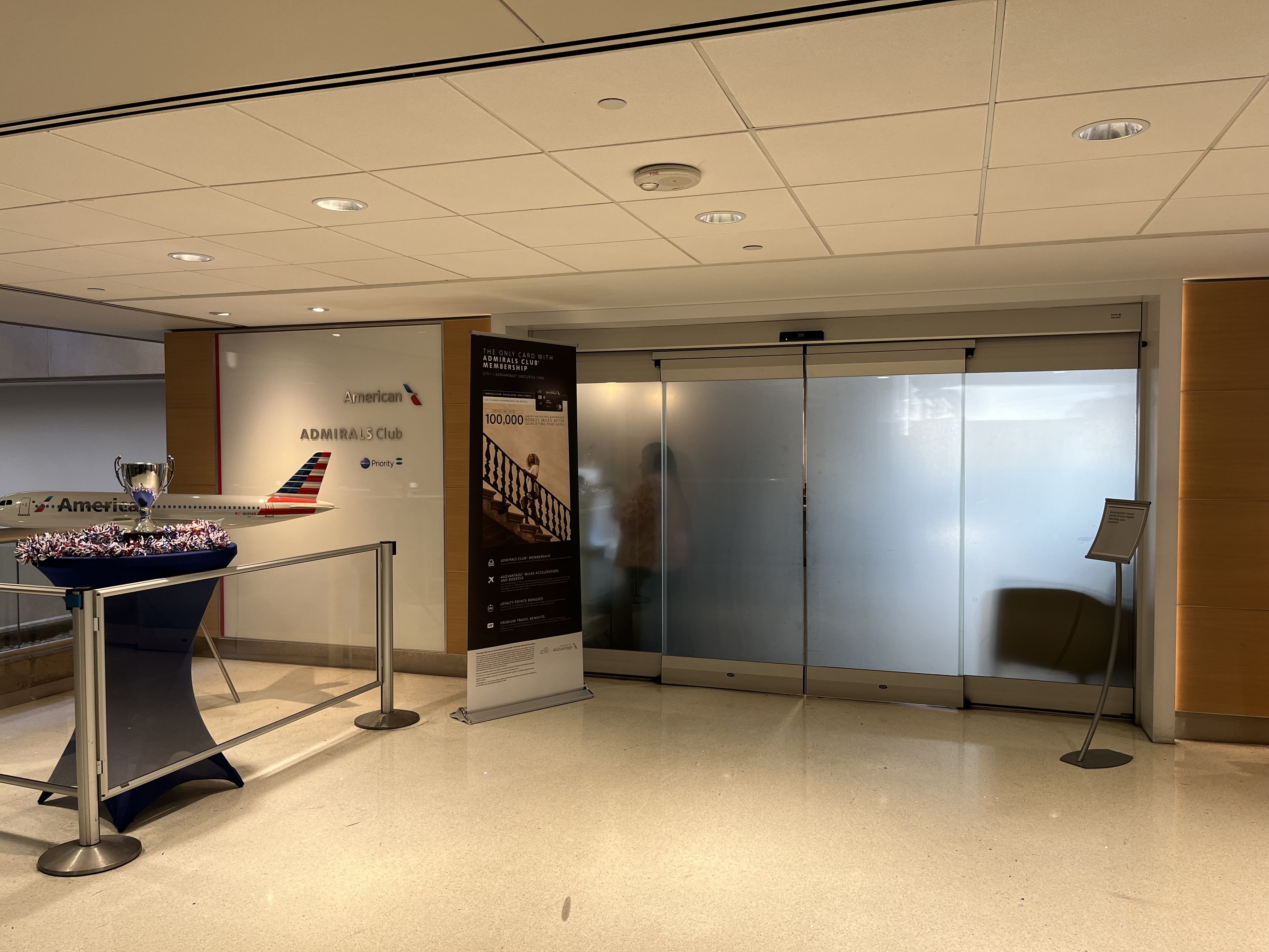 Neil Scrivener reviews the American Airlines Admirals Club at Terminal 4 of Phoenix Sky Harbor Airport, Concourse A (Gate A7)