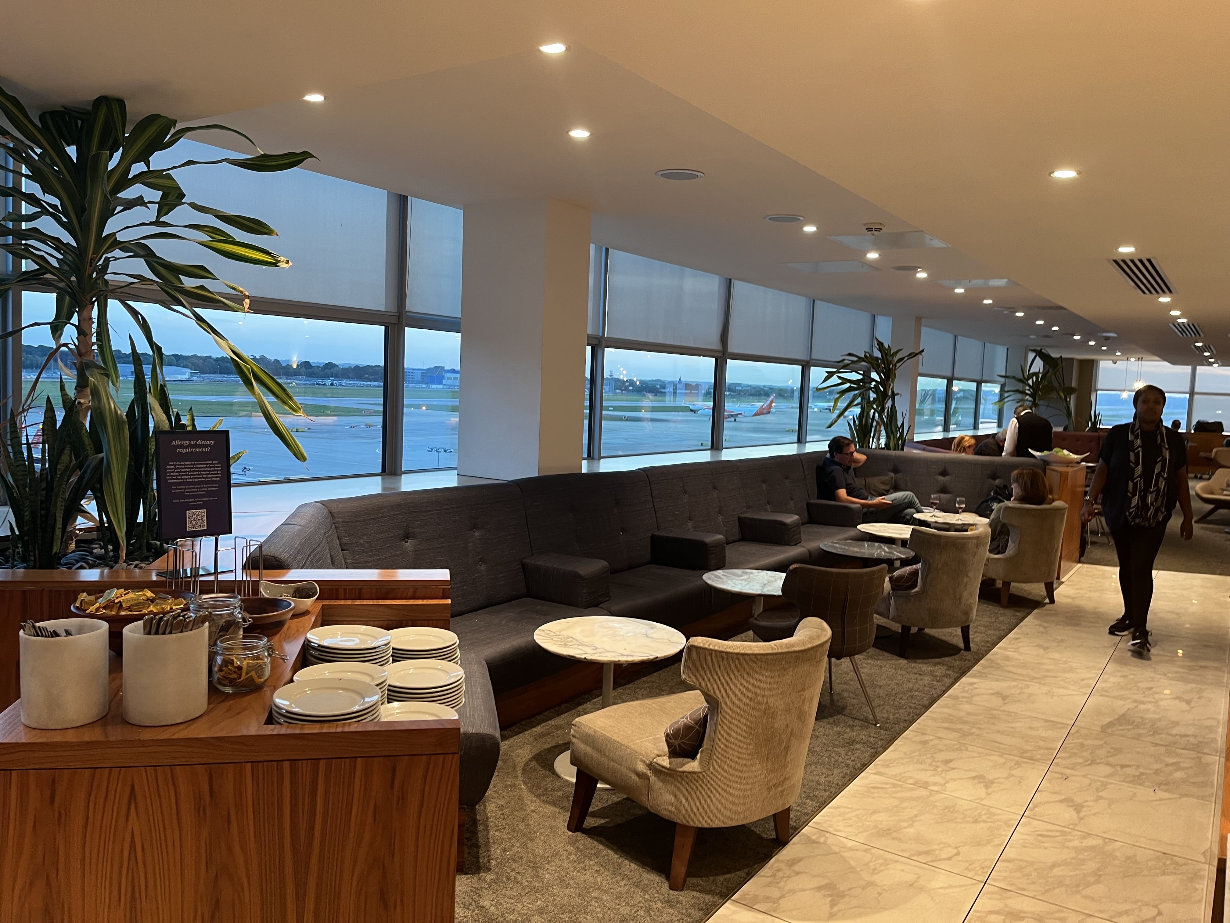 Neil Scrivener reviews the No1 Lounge in Gatwick's Airport, accessed via Priority Pass. 