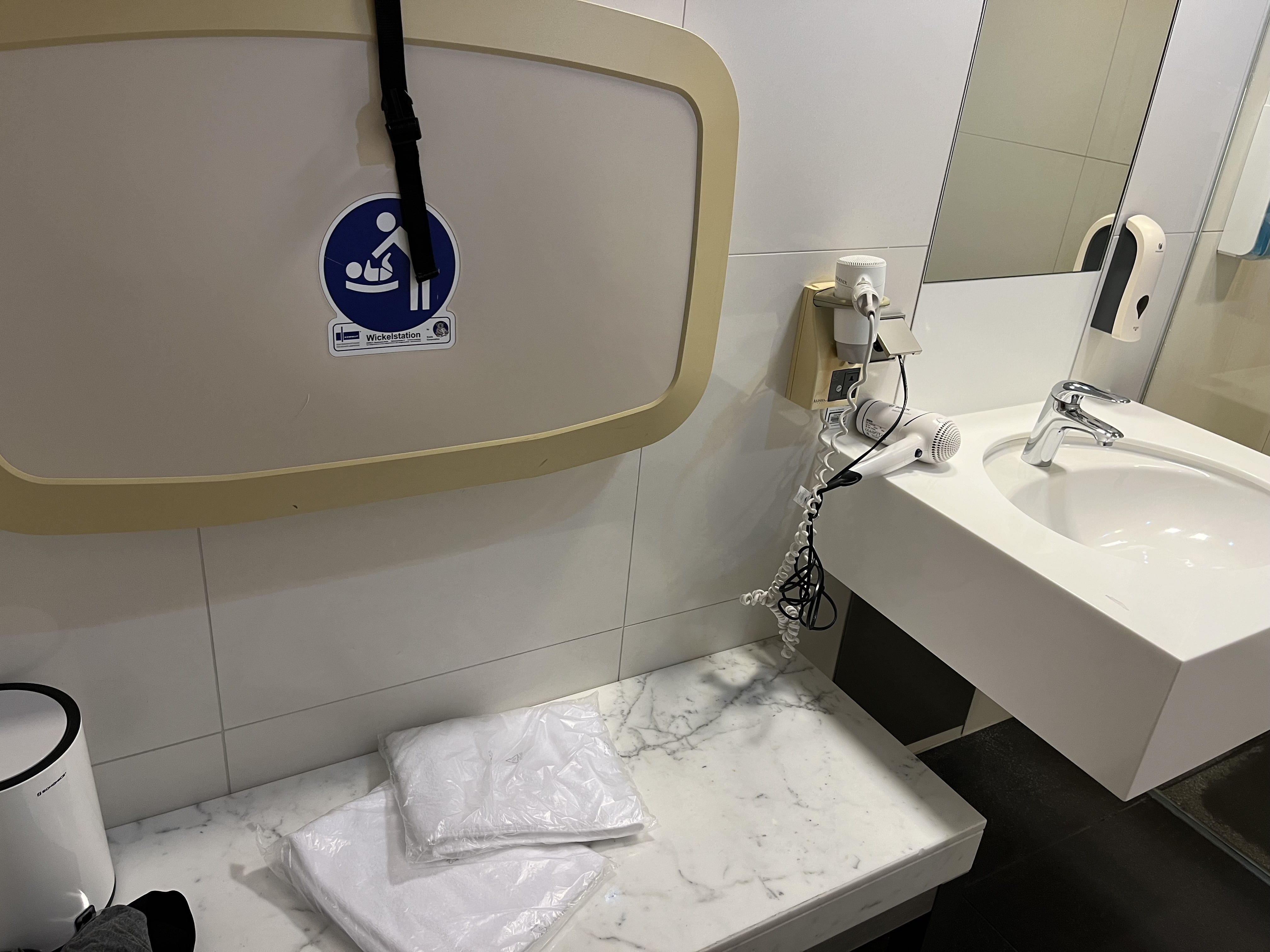Neil Scrivener reviews the Priority Lounge in Frankfurt Airport (FRA), also the Cathay Pacific and Qatar Airways lounge.