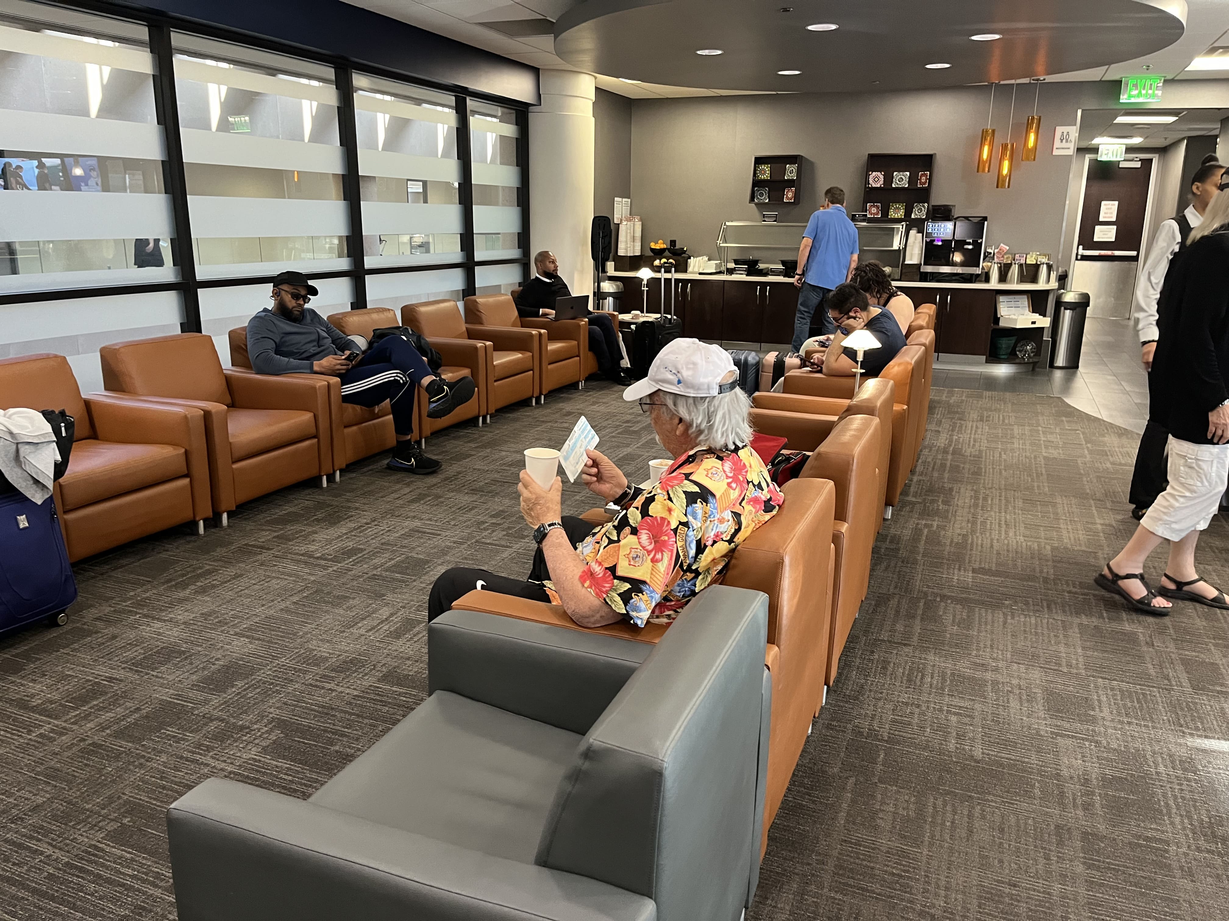 Neil Scrivener reviews the American Airlines Admirals Club in Concourse B of Phoenix Sky Harbor International Airport's Terminal 4 (PHX). 