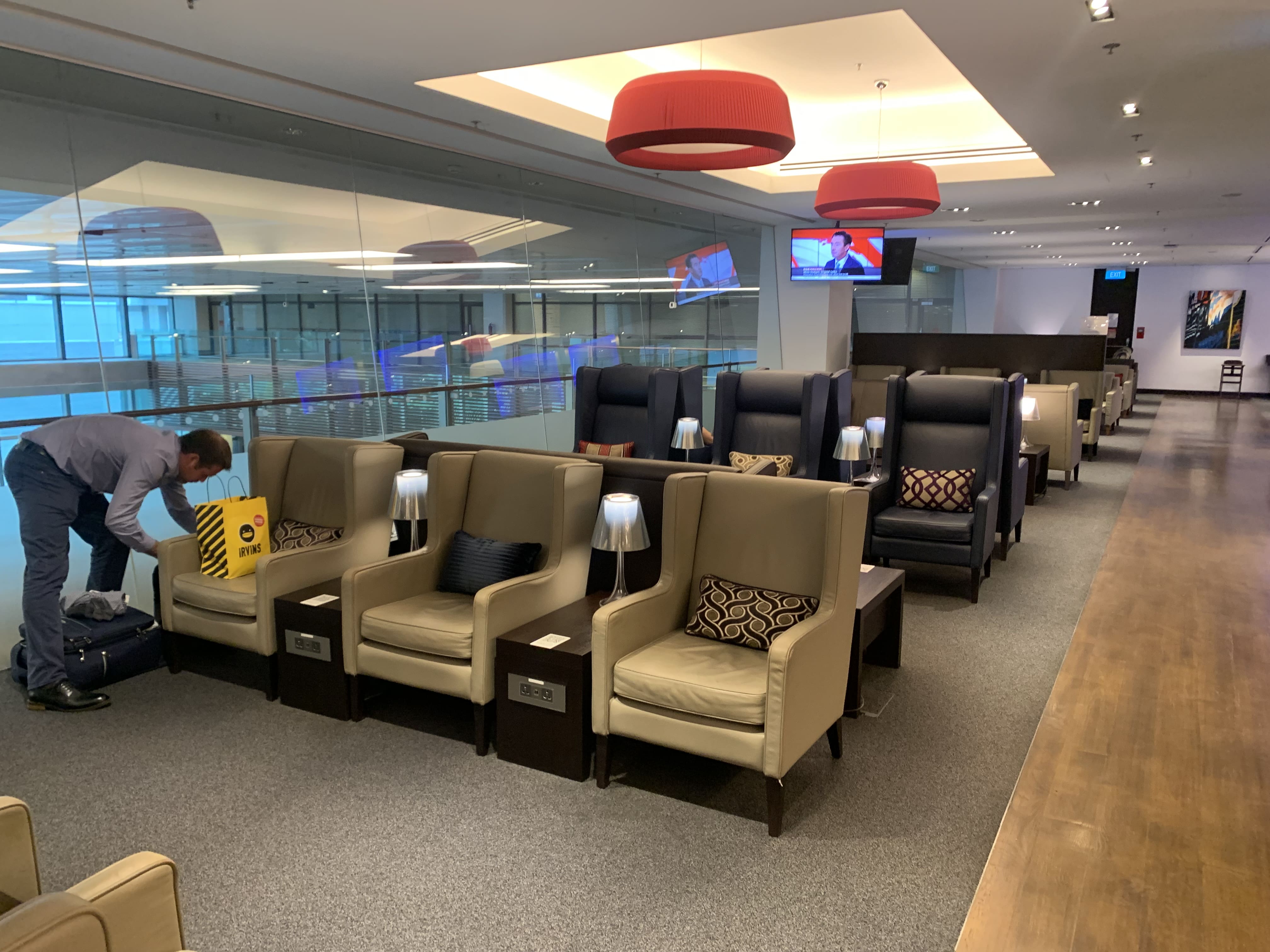 Flying Business reviews the British Airways Lounge in Terminal 1 of Singapore's Changi Airport. 