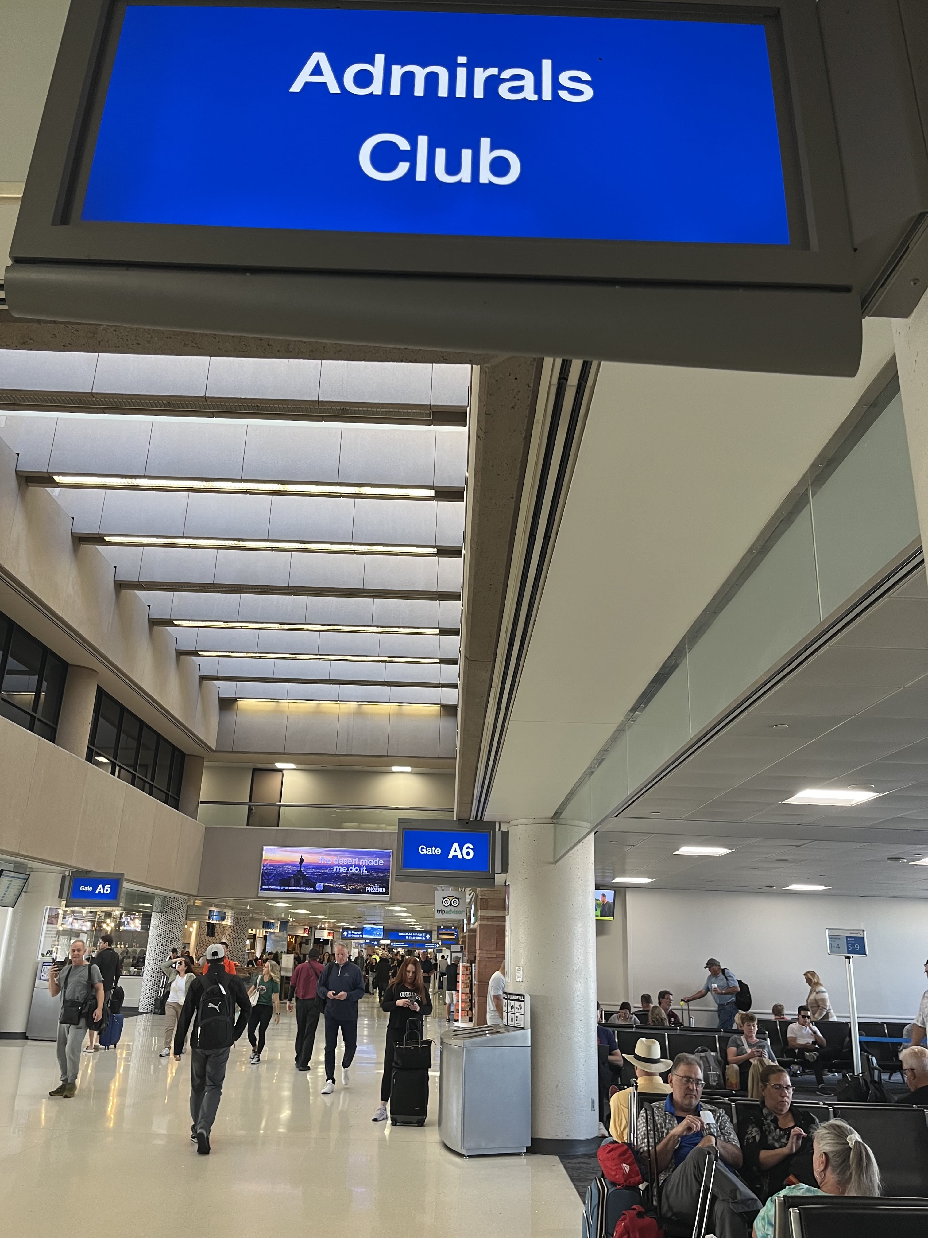 Neil Scrivener reviews the American Airlines Admirals Club at Terminal 4 of Phoenix Sky Harbor Airport, Concourse A (Gate A7)