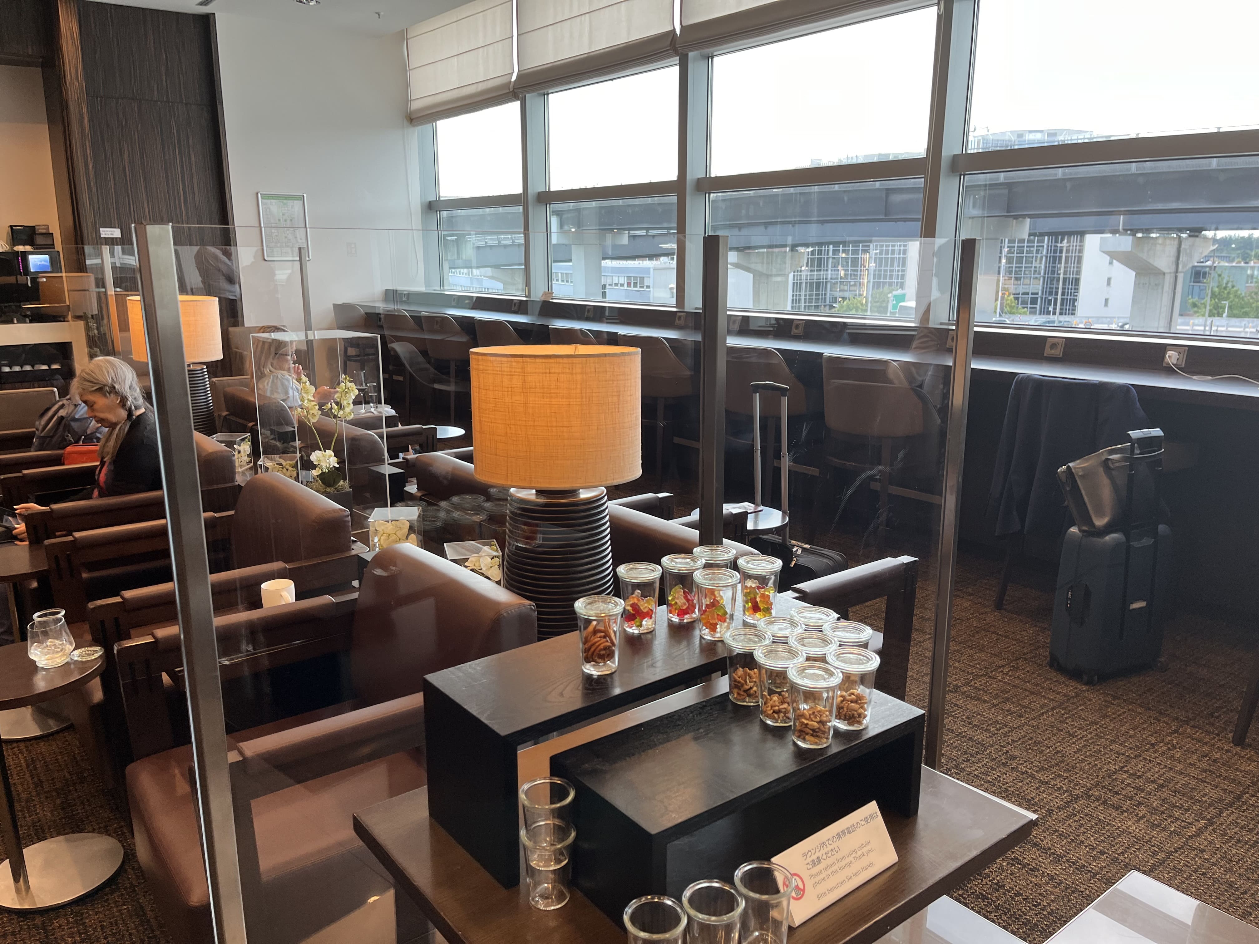 Neil Scrivener reviews the JAL Business Class/Sakura Lounge and First Class Lounge in Frankfurt Airport's Terminal 2. 