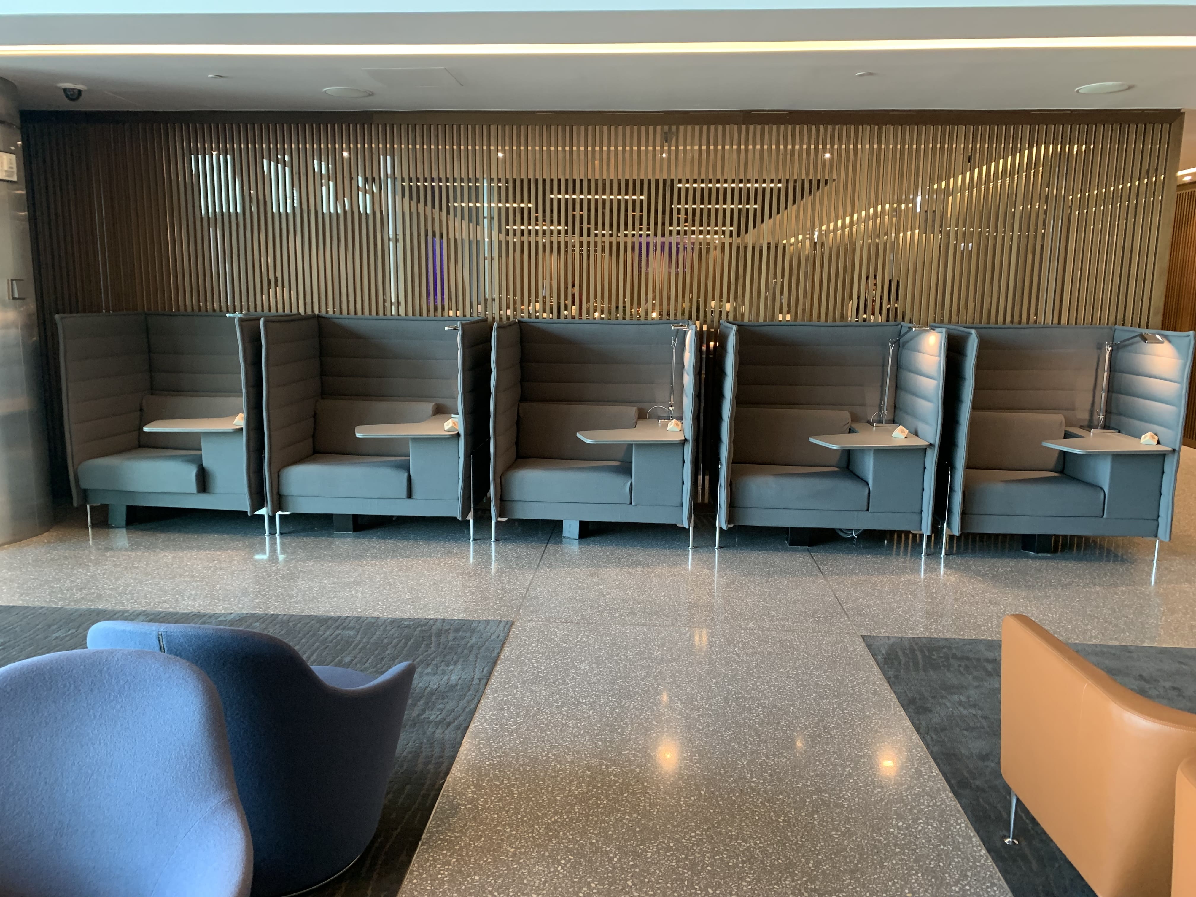 Neil Scrivener reviews the Qatar Airways Platinum Lounge in Doha's Hamad International Airport (DOH), accessed via OneWorld Emerald membership. 