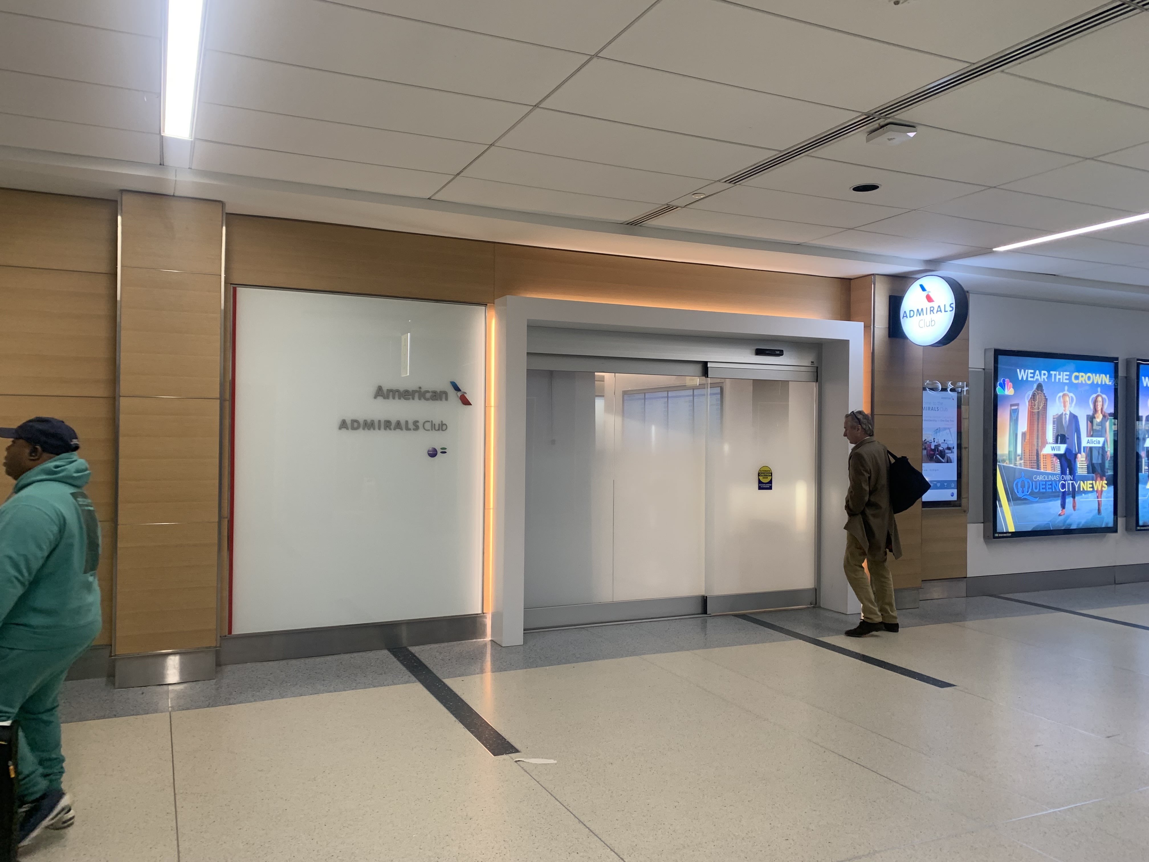 Neil Scrivener reviews the American Airlines Admirals Club in Charlotte's Douglas International Airport (CLT), in Concourse B.