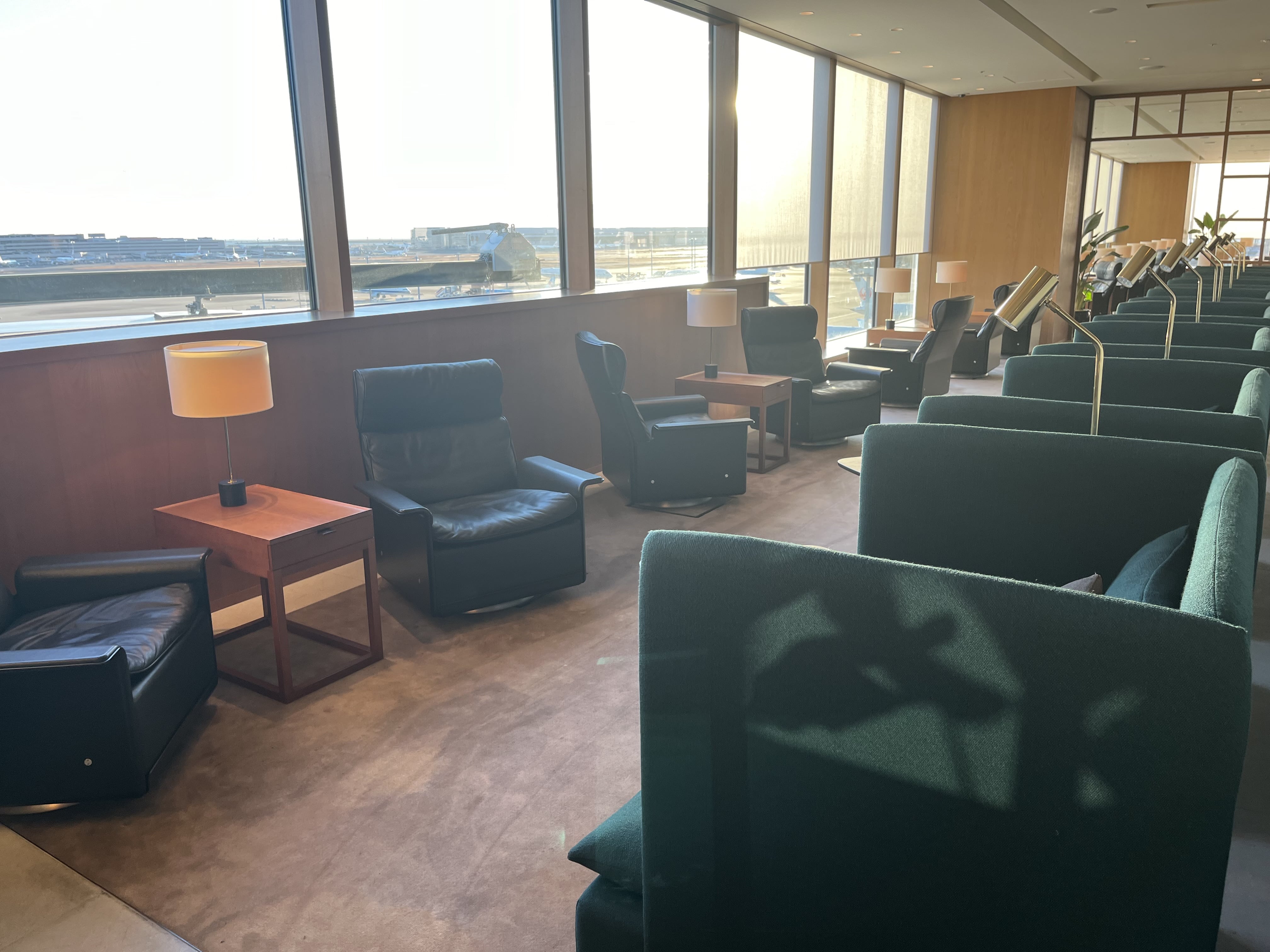 Neil Scrivener reviews the Cathay Pacific Lounge in Terminal 3 of Tokyo's Haneda Airport, available to OneWorld members. 