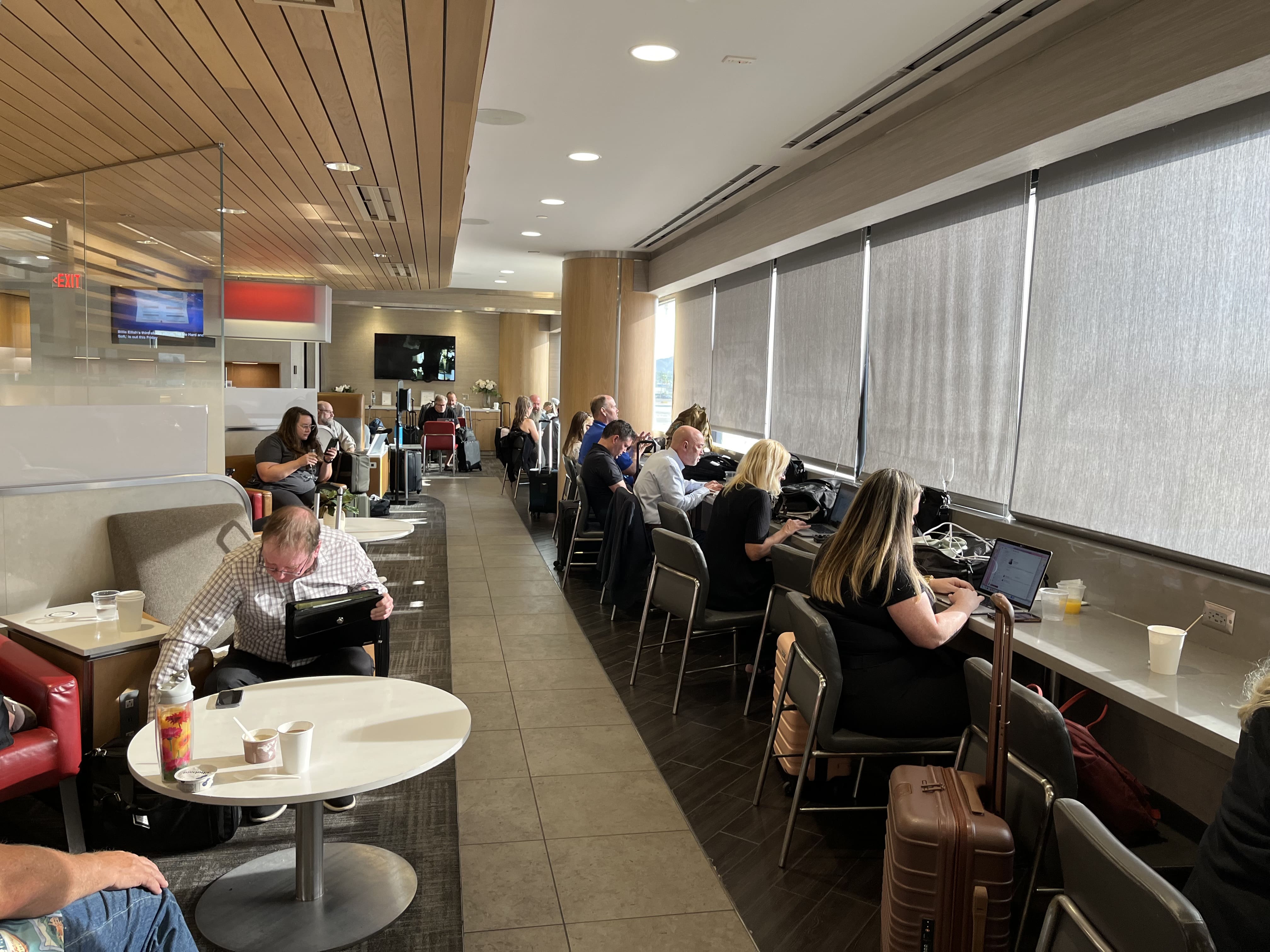 Neil Scrivener reviews the American Airlines Admirals Club at Terminal 4 of Phoenix Sky Harbor Airport, Concourse A (Gate A7)