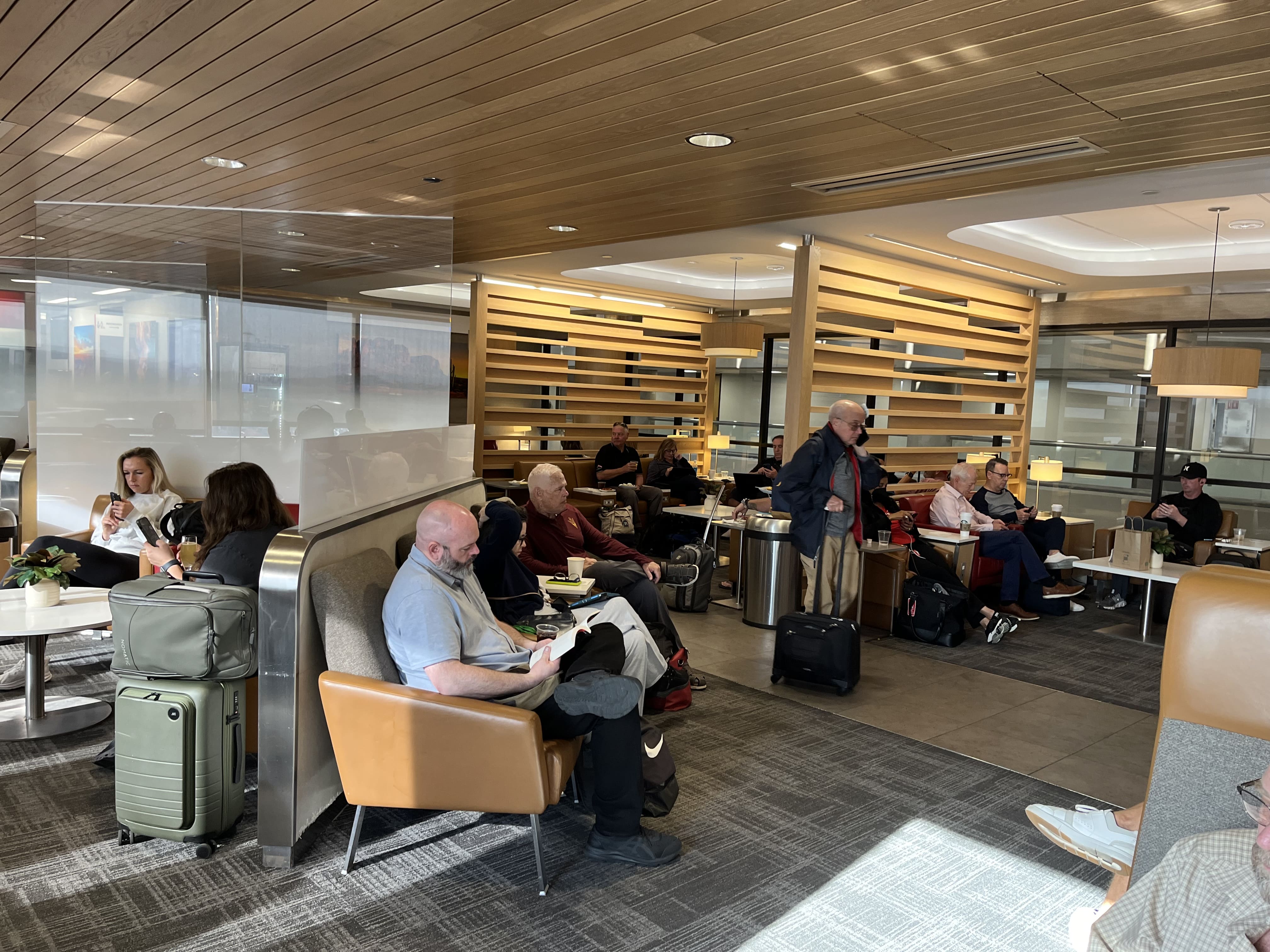 Neil Scrivener reviews the American Airlines Admirals Club at Terminal 4 of Phoenix Sky Harbor Airport, Concourse A (Gate A7)