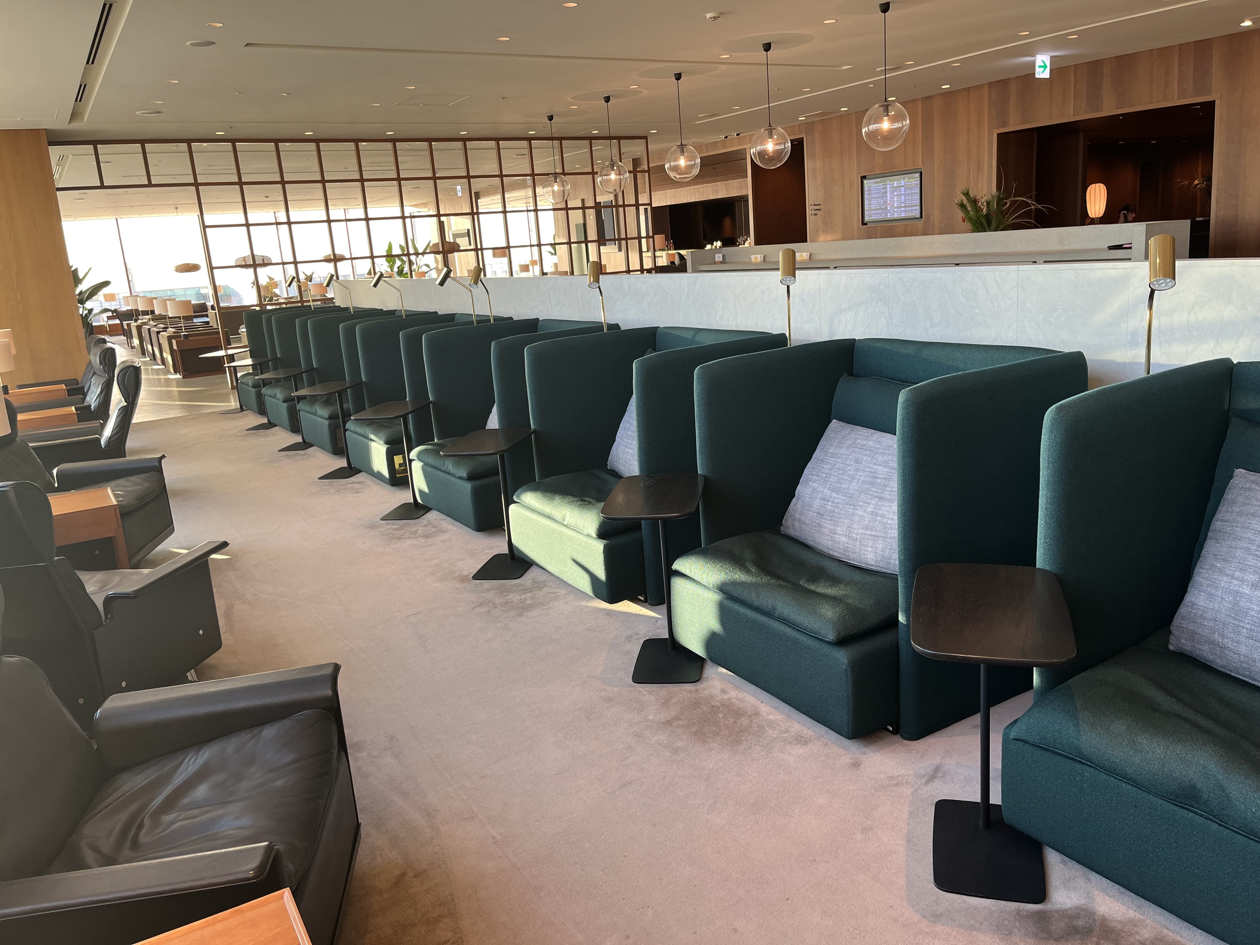 Neil Scrivener reviews the Cathay Pacific Lounge in Terminal 3 of Tokyo's Haneda Airport, available to OneWorld members. 