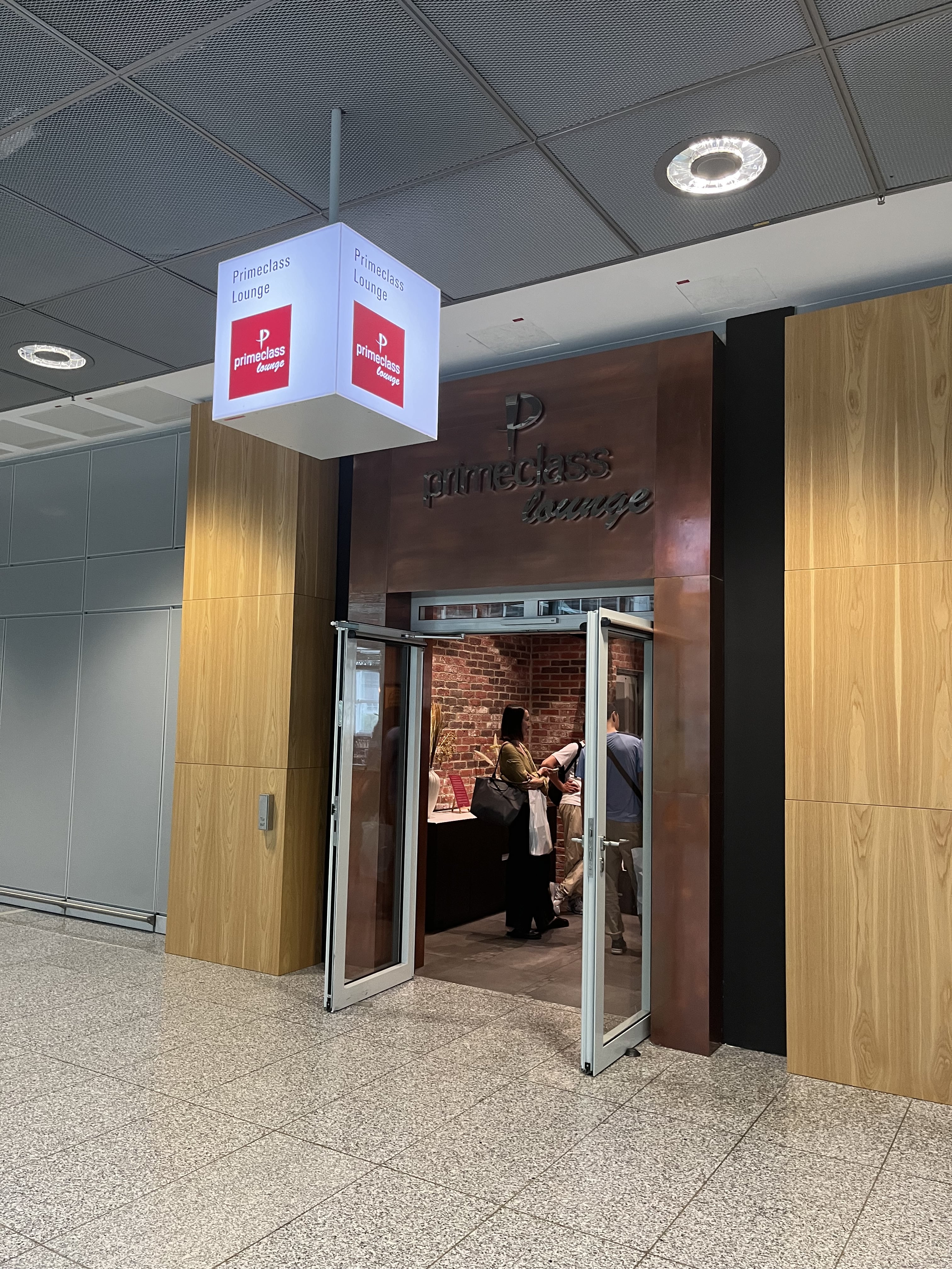 Neil Scrivener reviews the Primeclass Priority Lounge in Frankfurt Airport (FRA), also available to American Express Platinum Card members.