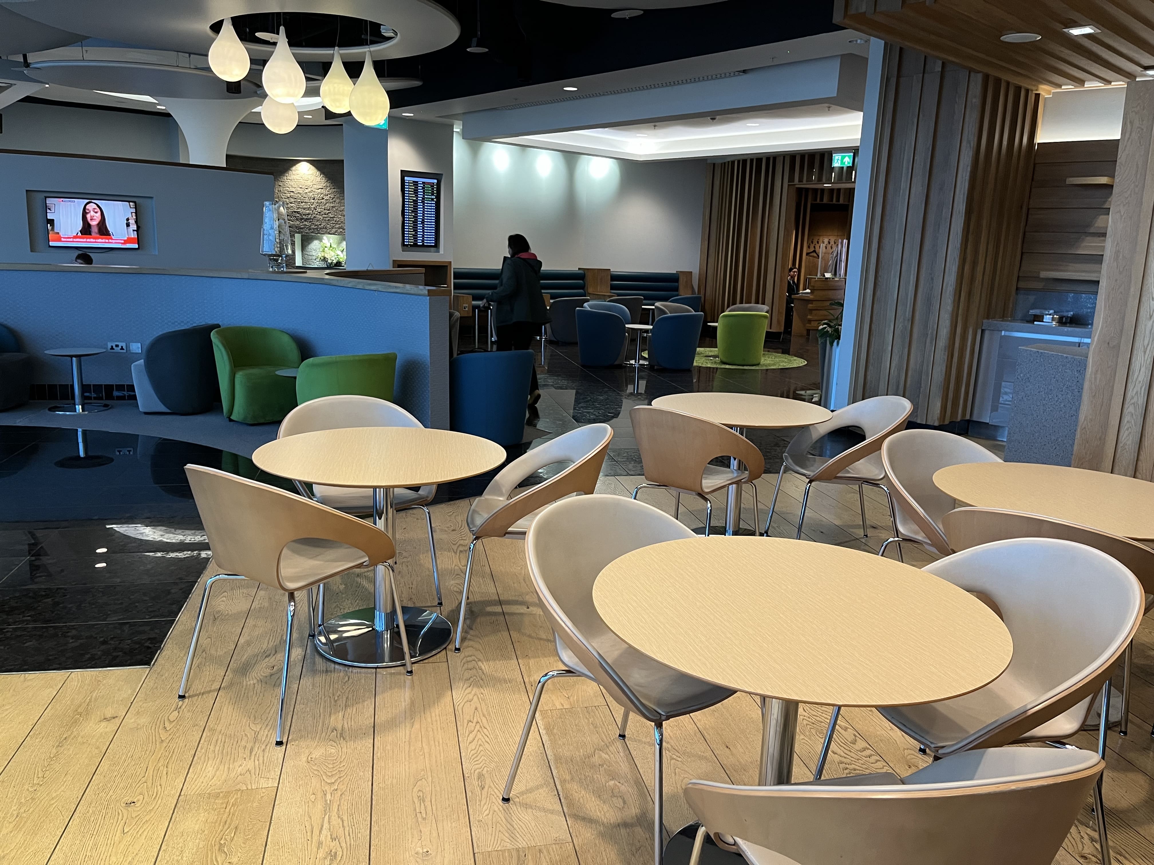 Neil Scrivener reviews the Aer Lingus Lounge for Business Class passengers a London Heathrow Terminal 2. LHR.