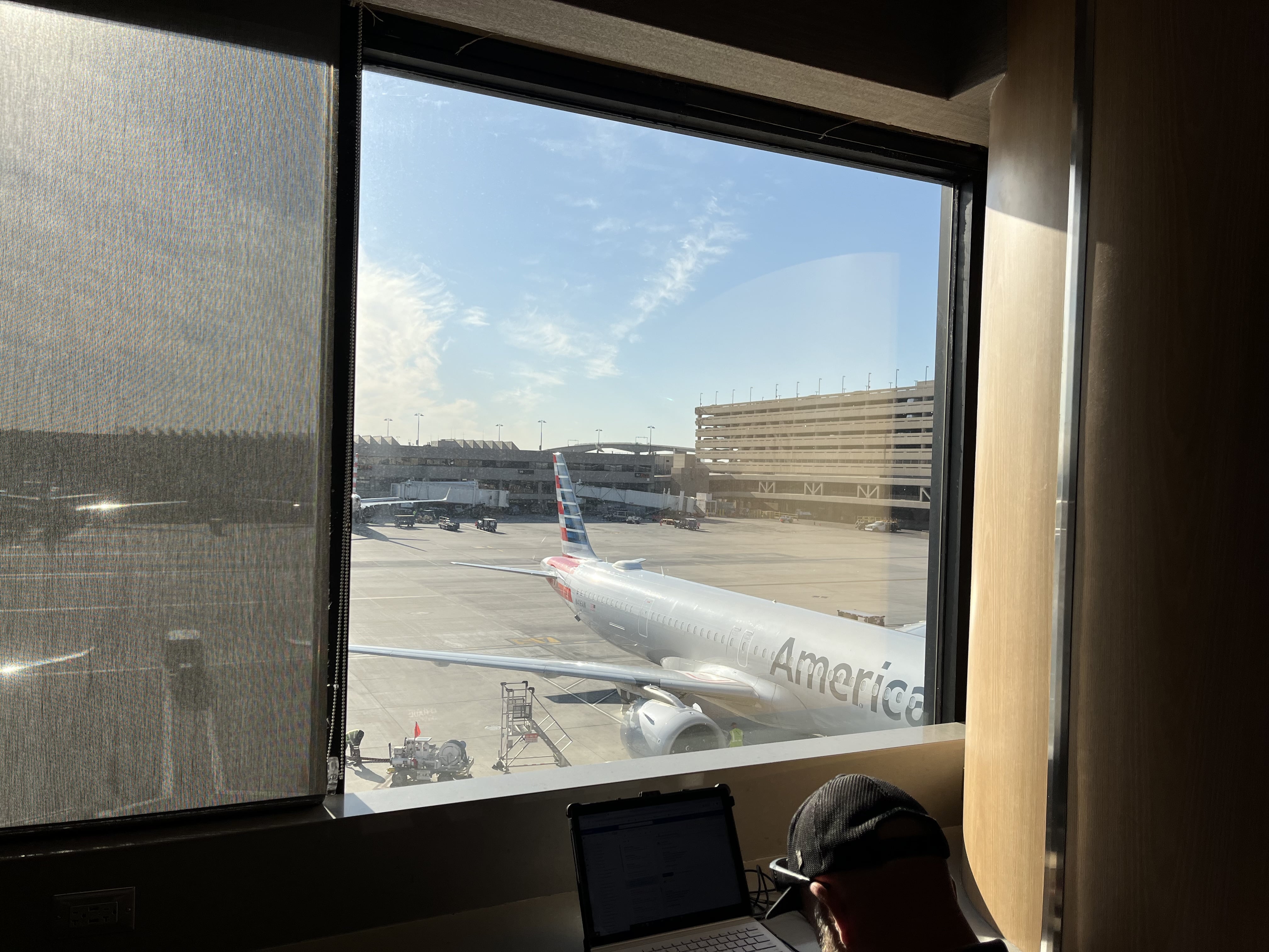 Neil Scrivener reviews the American Airlines Admirals Club at Terminal 4 of Phoenix Sky Harbor Airport, Concourse A (Gate A7)