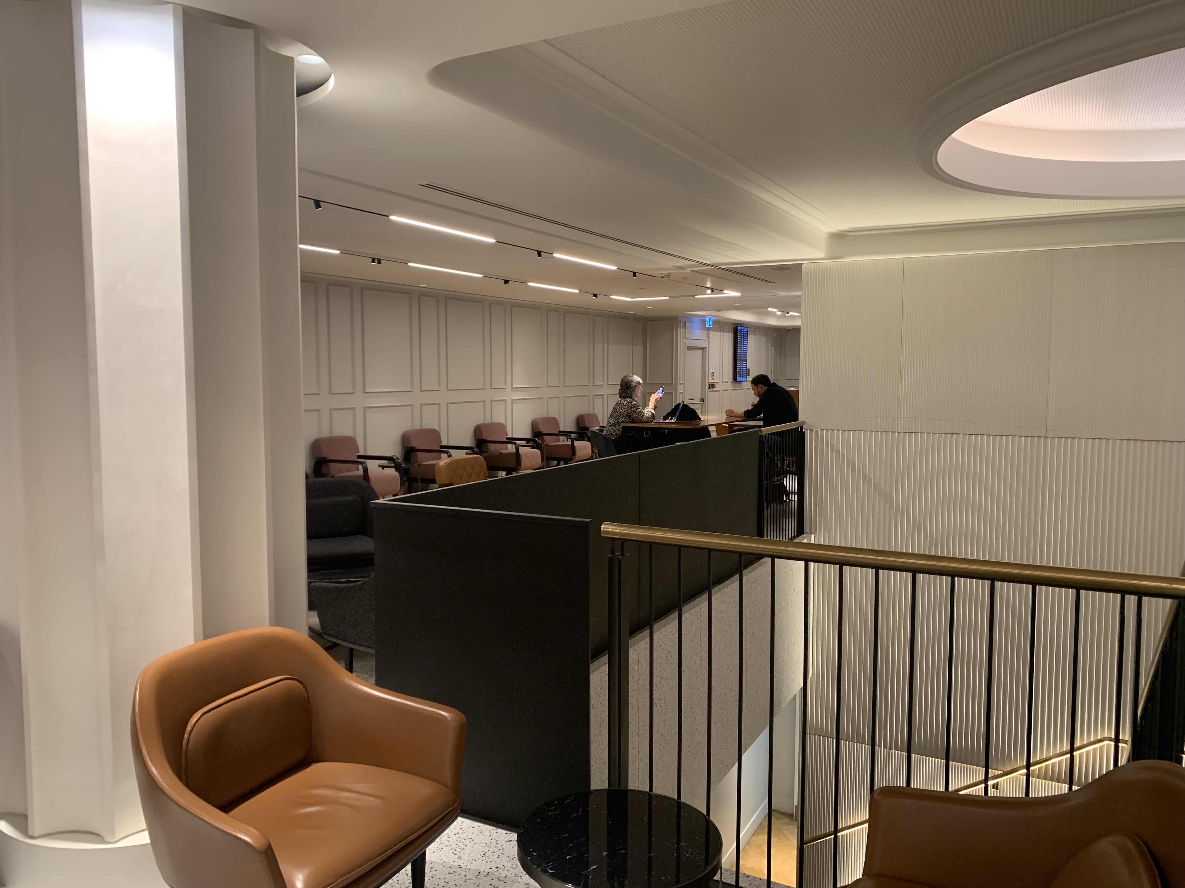 Neil Scrivener reviews the Qantas Lounge Heathrow's Terminal 3, available to Business Class and First Class passengers - and OneWorld Emerald/Sapphire members.