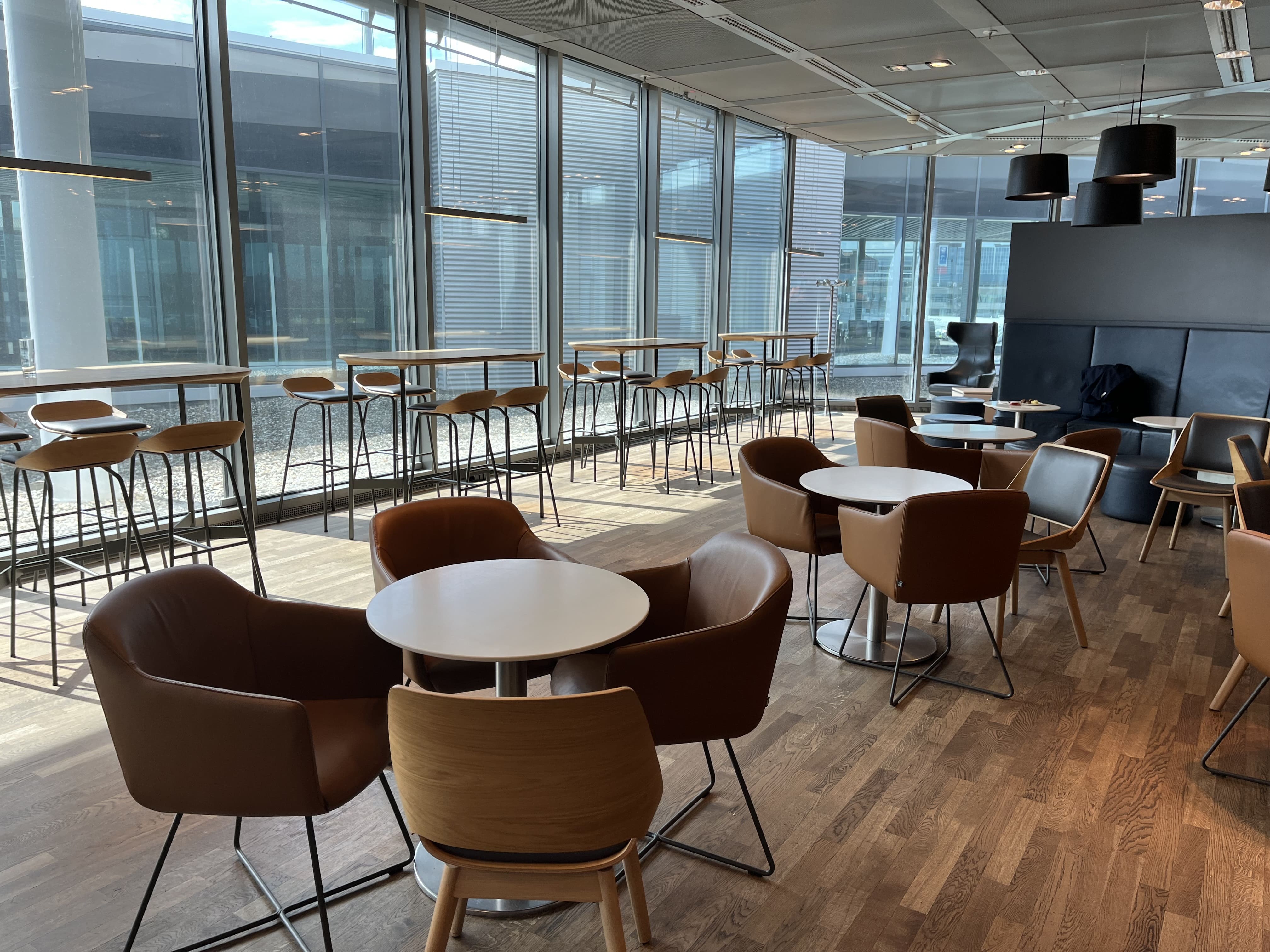 Neil Scrivener reviews the Lufthansa Business Class Lounge by Gate B24 in Frankfurt's Airport (FRA).