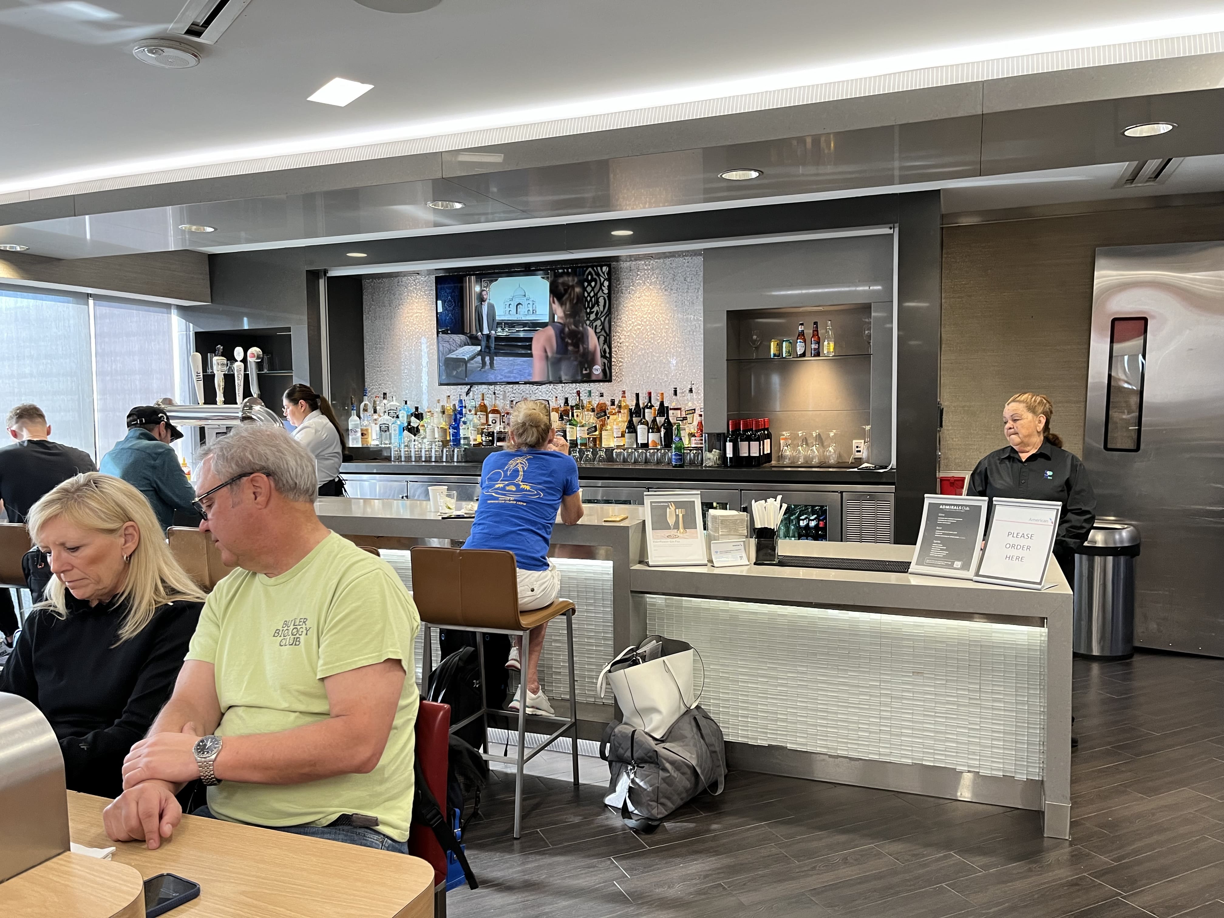 Neil Scrivener reviews the American Airlines Admirals Club at Terminal 4 of Phoenix Sky Harbor Airport, Concourse A (Gate A7)