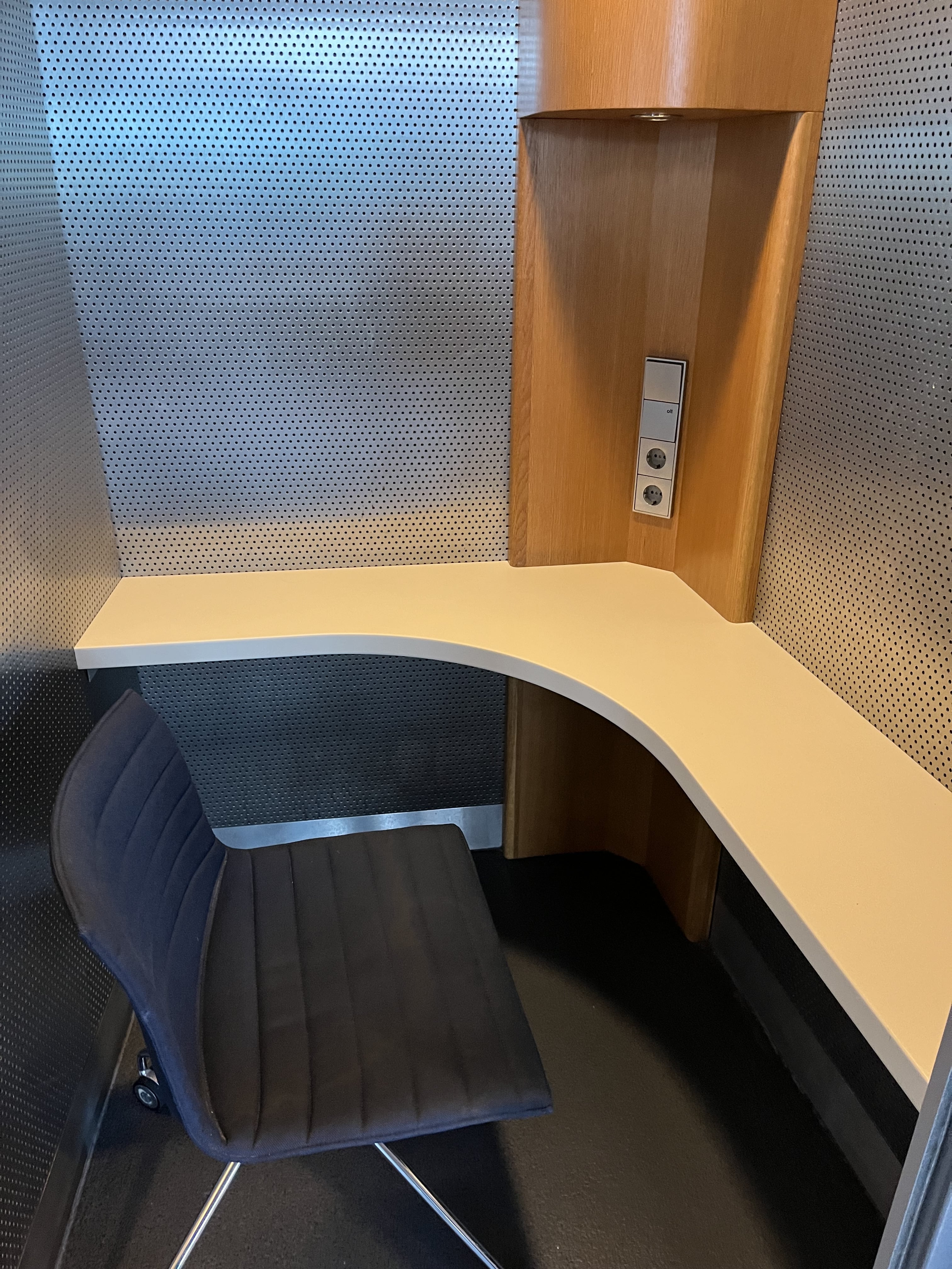 Neil Scrivener reviews the Lufthansa Business Class Lounge by Gate B24 in Frankfurt's Airport (FRA).