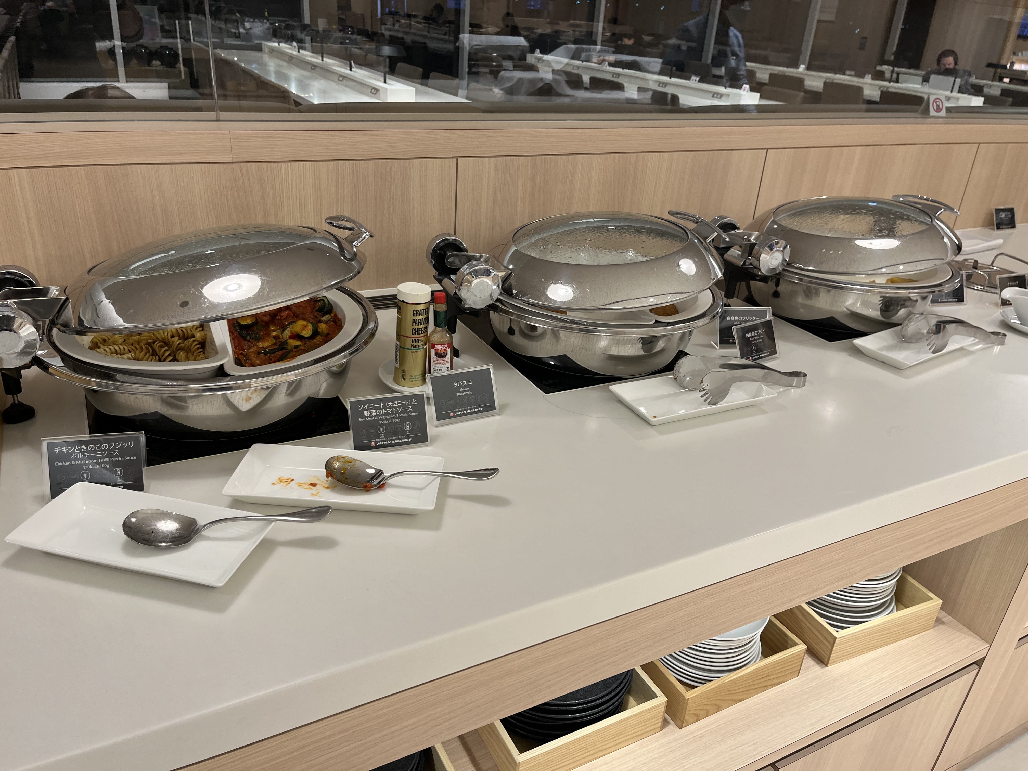 Neil Scrivener reviews the JAL Sakura Sky View Lounge (Business Class) in Terminal 3 of Tokyo's Haneda Airport, also available to OneWorld members. 