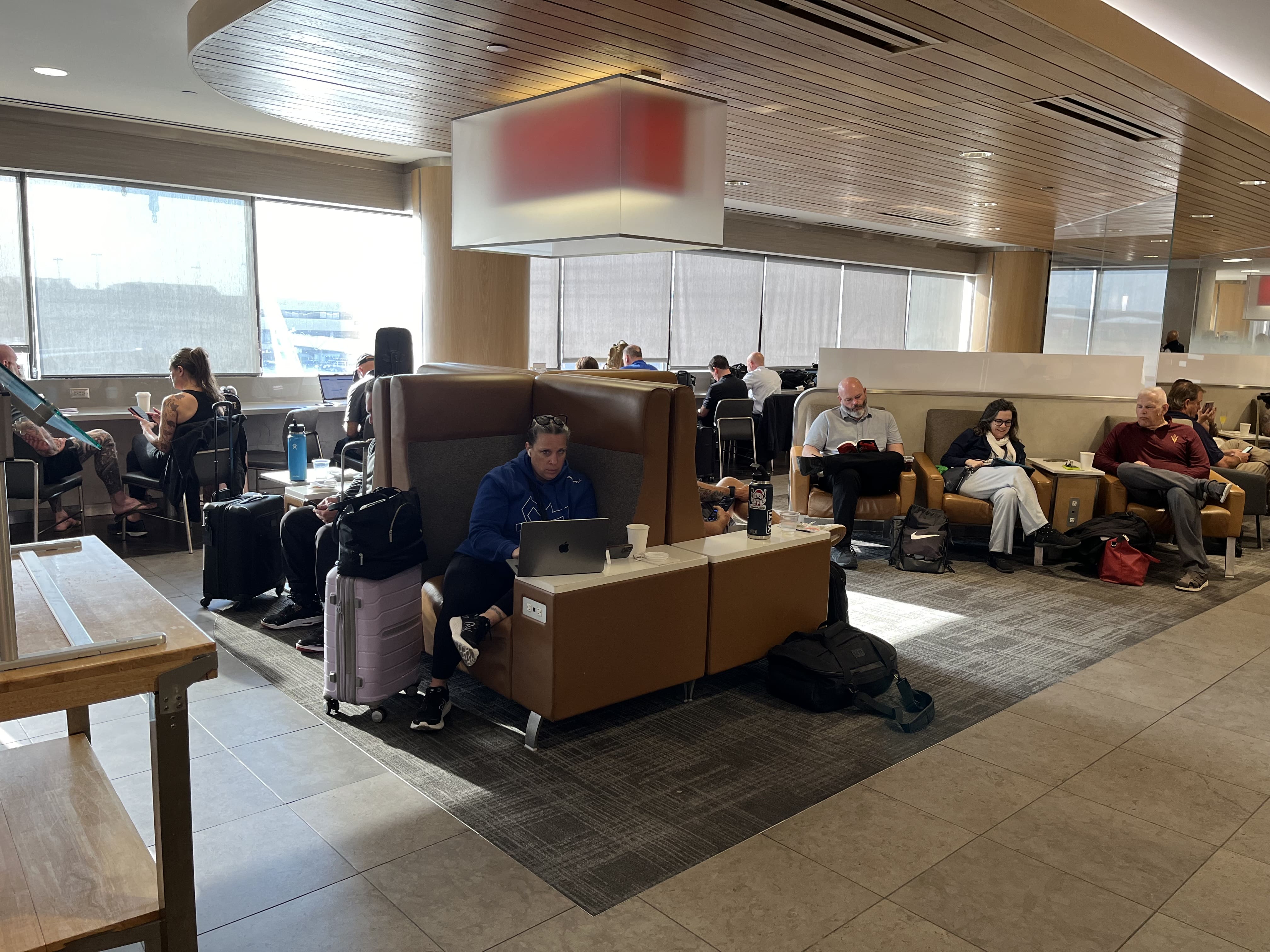 Neil Scrivener reviews the American Airlines Admirals Club at Terminal 4 of Phoenix Sky Harbor Airport, Concourse A (Gate A7)