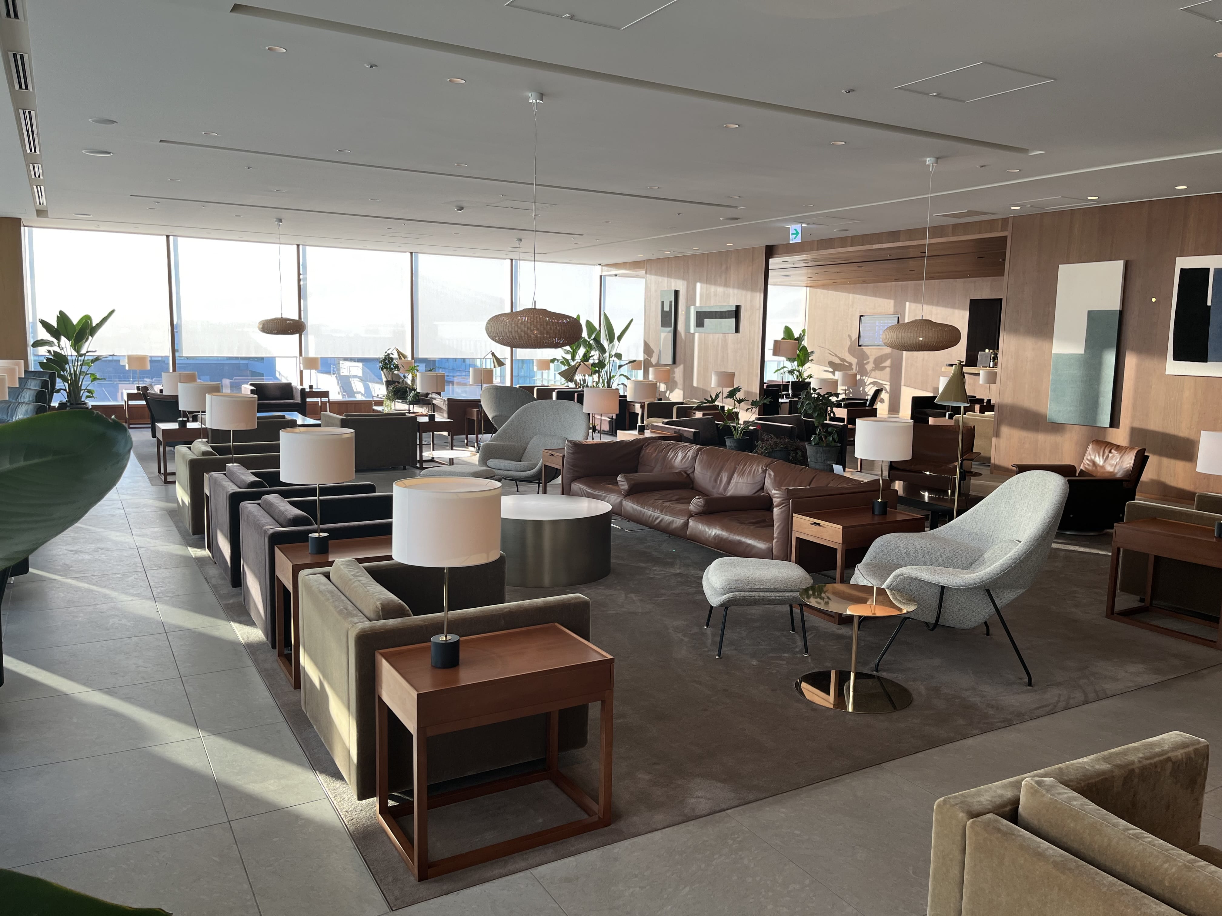 Neil Scrivener reviews the Cathay Pacific Lounge in Terminal 3 of Tokyo's Haneda Airport, available to OneWorld members. 