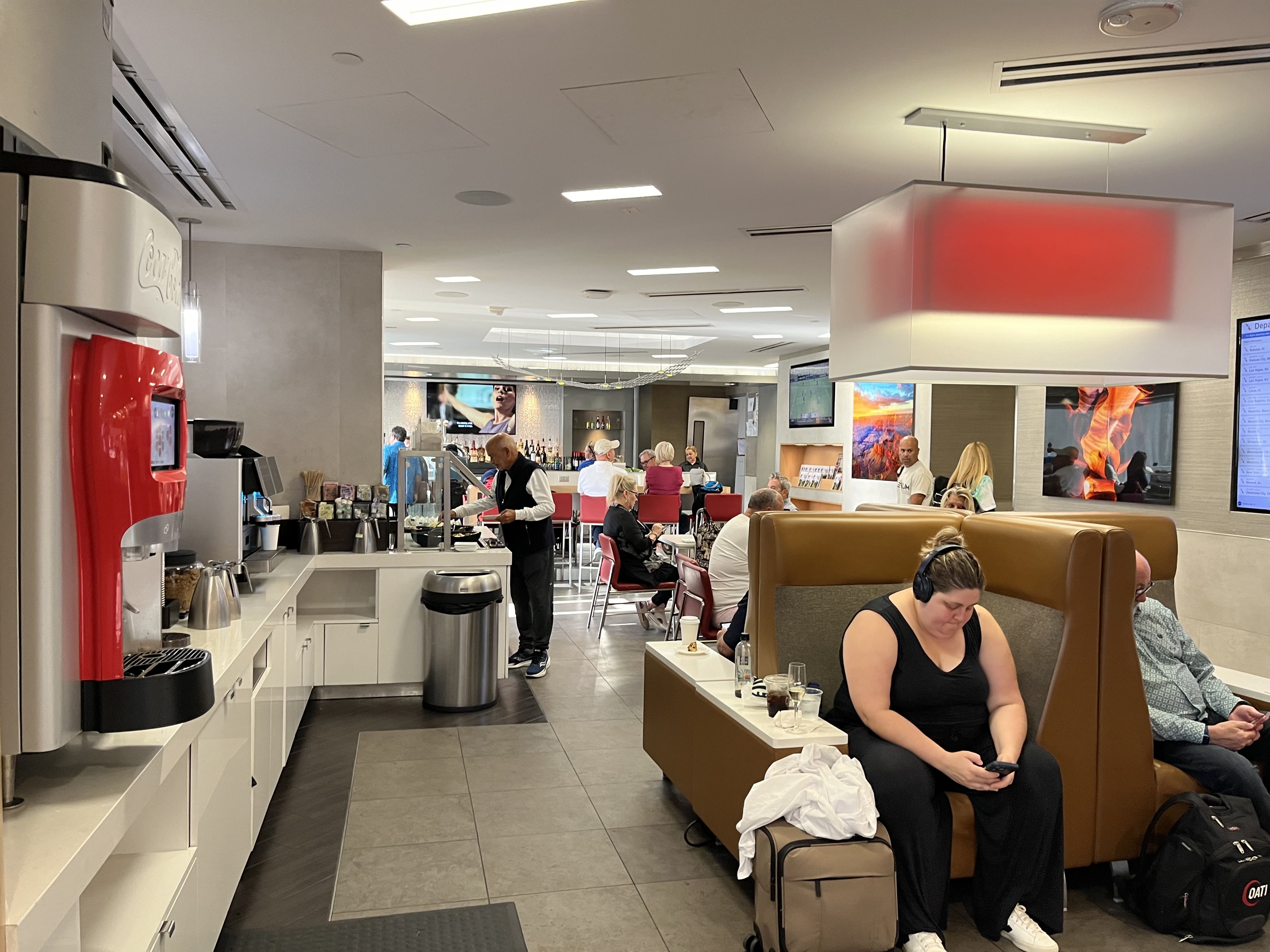 Neil Scrivener reviews the American Airlines Admirals Club at Terminal 4 of Phoenix Sky Harbor Airport, Concourse A (Gate A7)