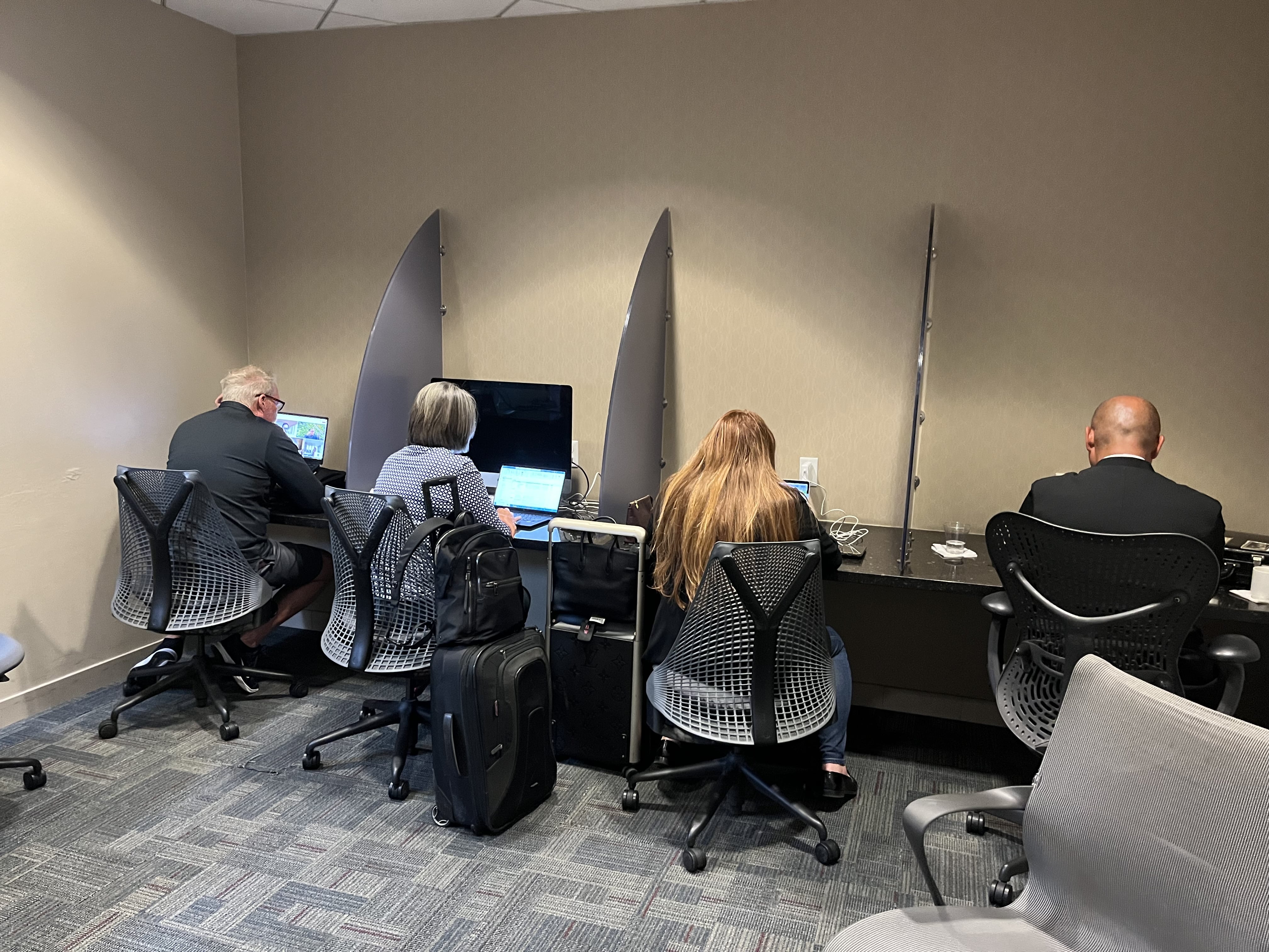 Neil Scrivener reviews the American Airlines Admirals Club at Terminal 4 of Phoenix Sky Harbor Airport, Concourse A (Gate A21)