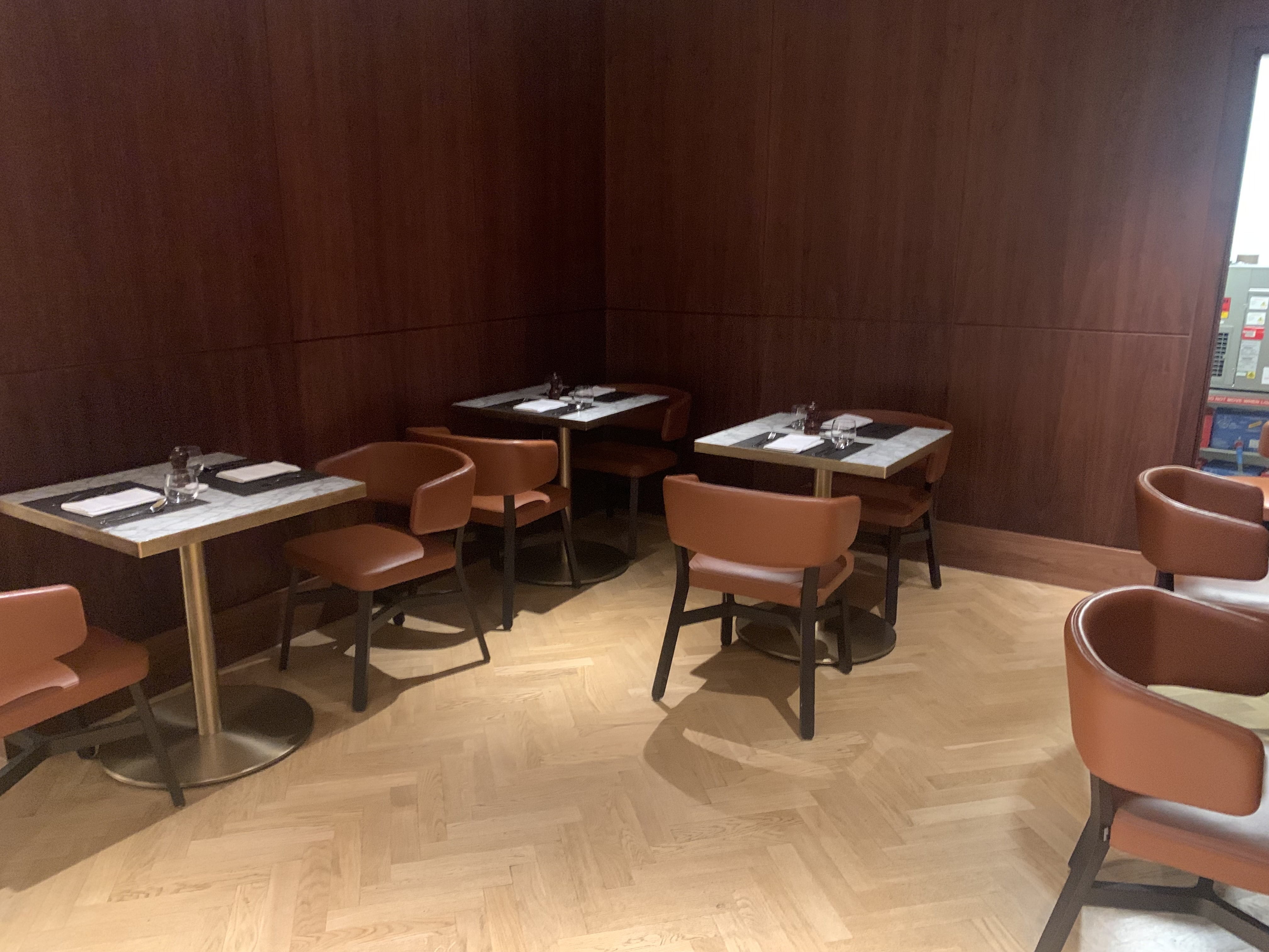 Neil Scrivener reviews the Qantas Lounge Heathrow's Terminal 3, available to Business Class and First Class passengers - and OneWorld Emerald/Sapphire members.