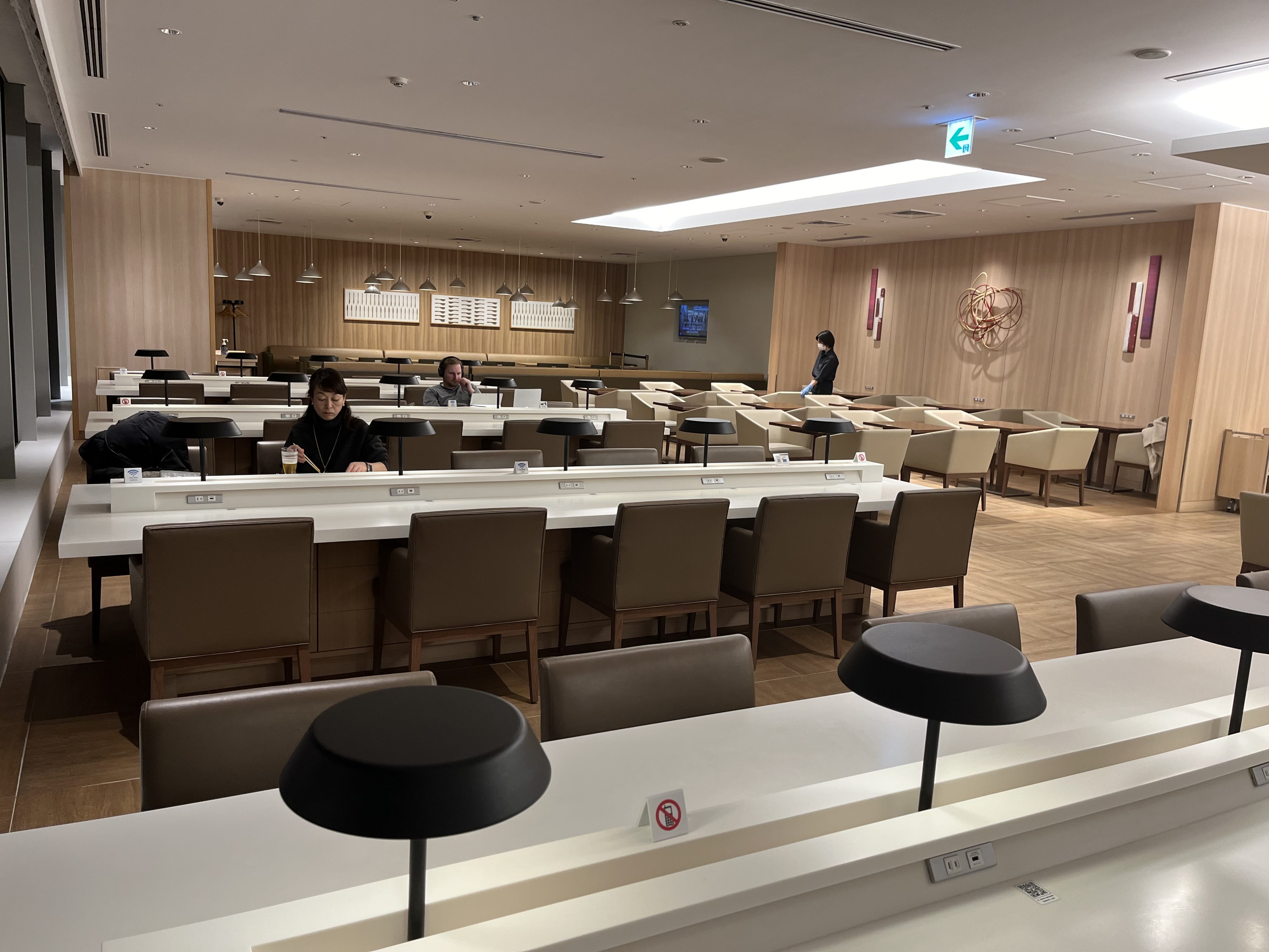 Neil Scrivener reviews the JAL Sakura Sky View Lounge (Business Class) in Terminal 3 of Tokyo's Haneda Airport, also available to OneWorld members. 