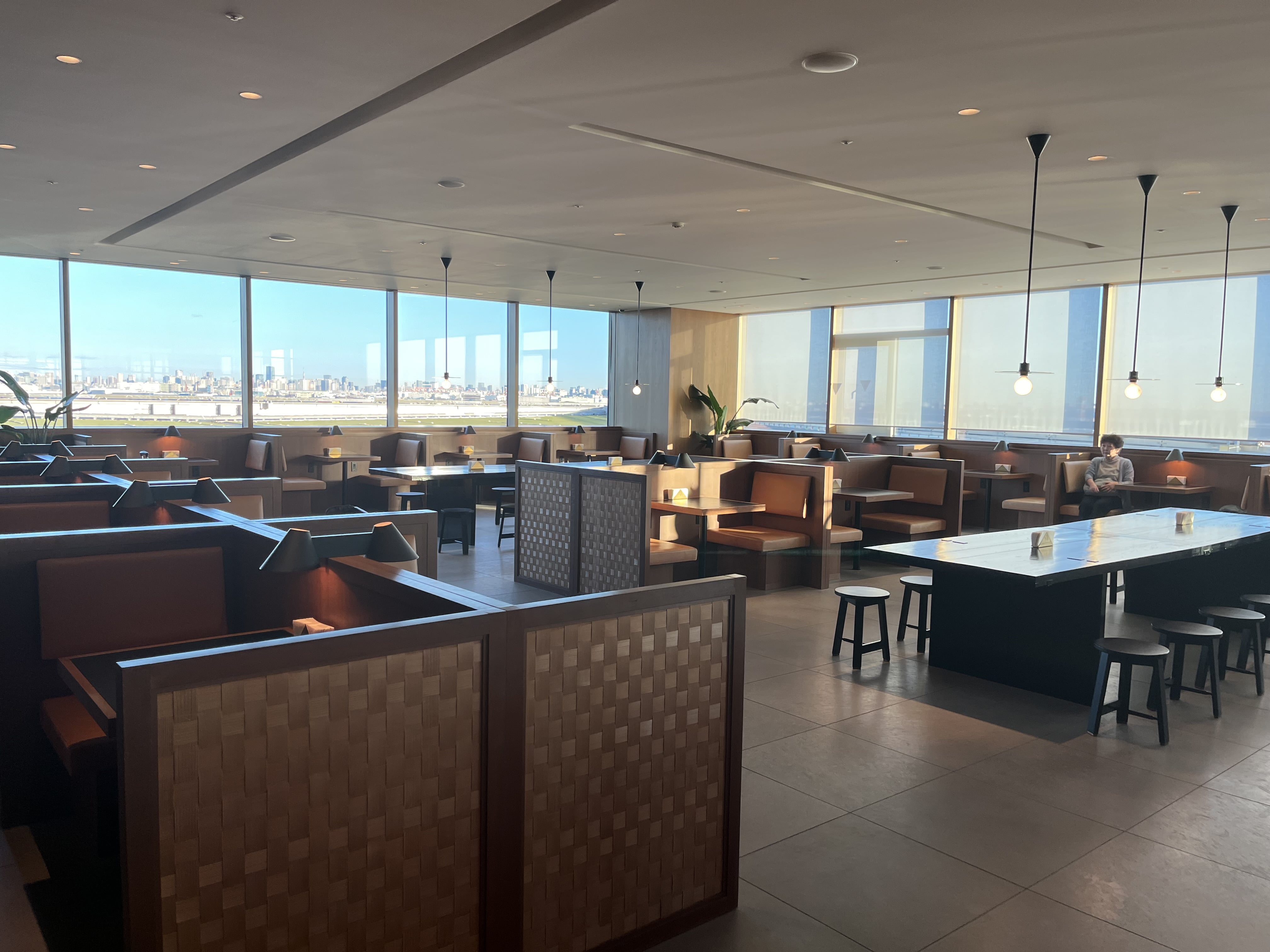 Neil Scrivener reviews the Cathay Pacific Lounge in Terminal 3 of Tokyo's Haneda Airport, available to OneWorld members. 