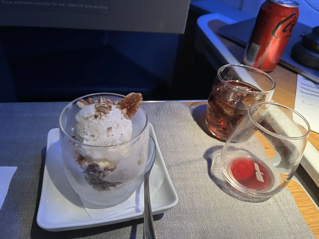 Neil Scrivener compares United Airlines and American Airlines Business Class products - but who is the winner?!