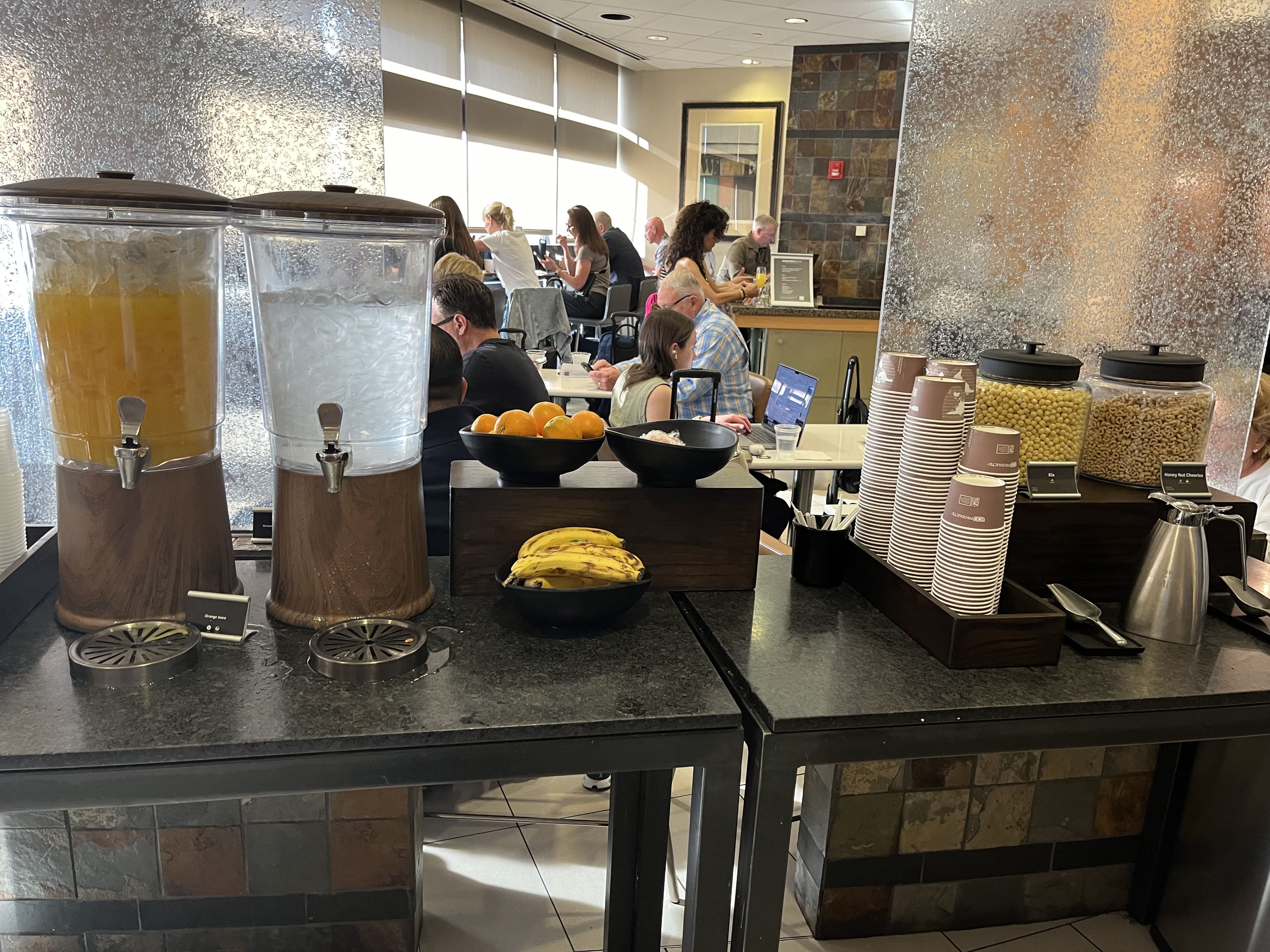 Neil Scrivener reviews the American Airlines Admirals Club at Terminal 4 of Phoenix Sky Harbor Airport, Concourse A (Gate A21)