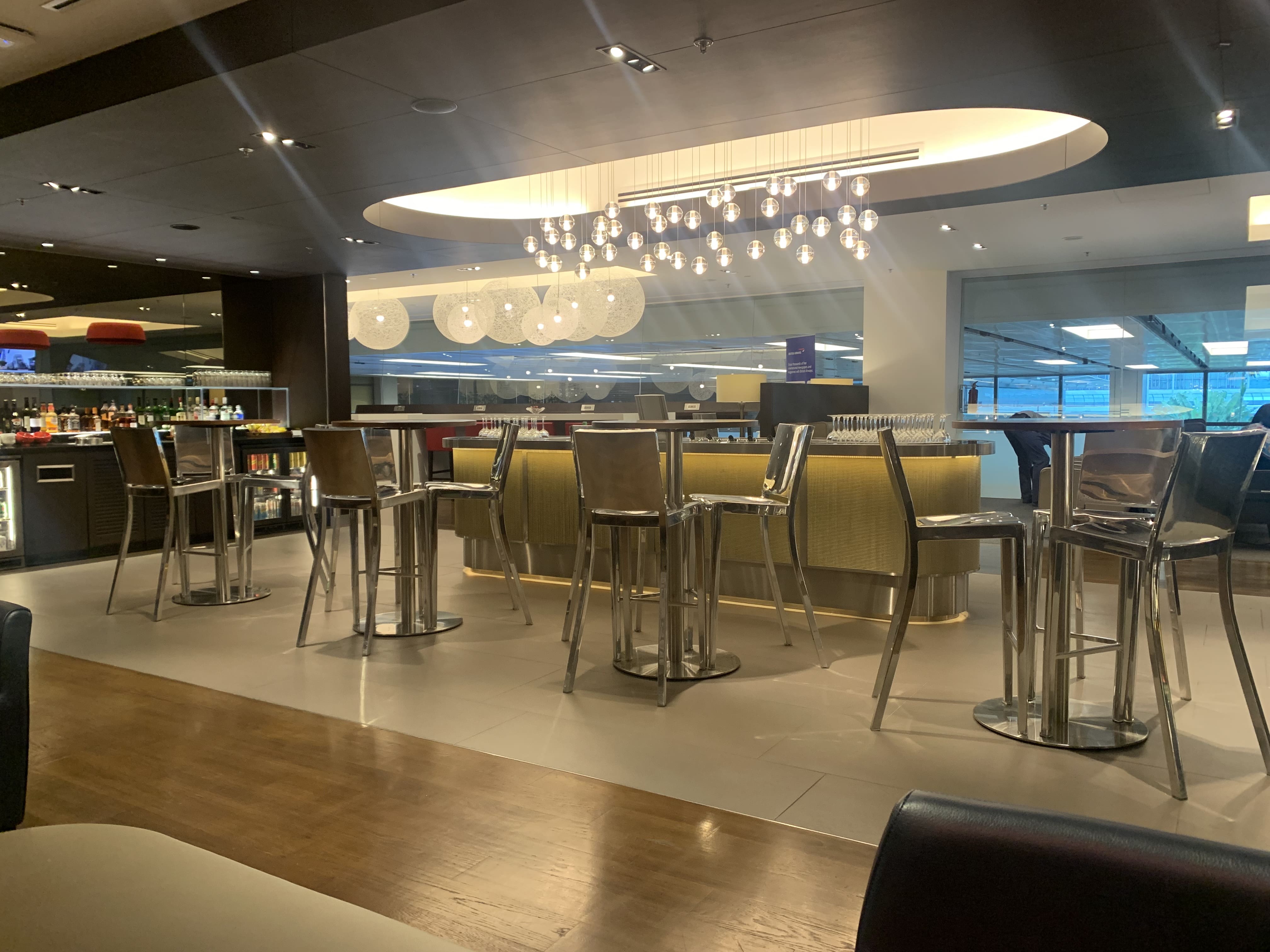 Flying Business reviews the British Airways Lounge in Terminal 1 of Singapore's Changi Airport. 