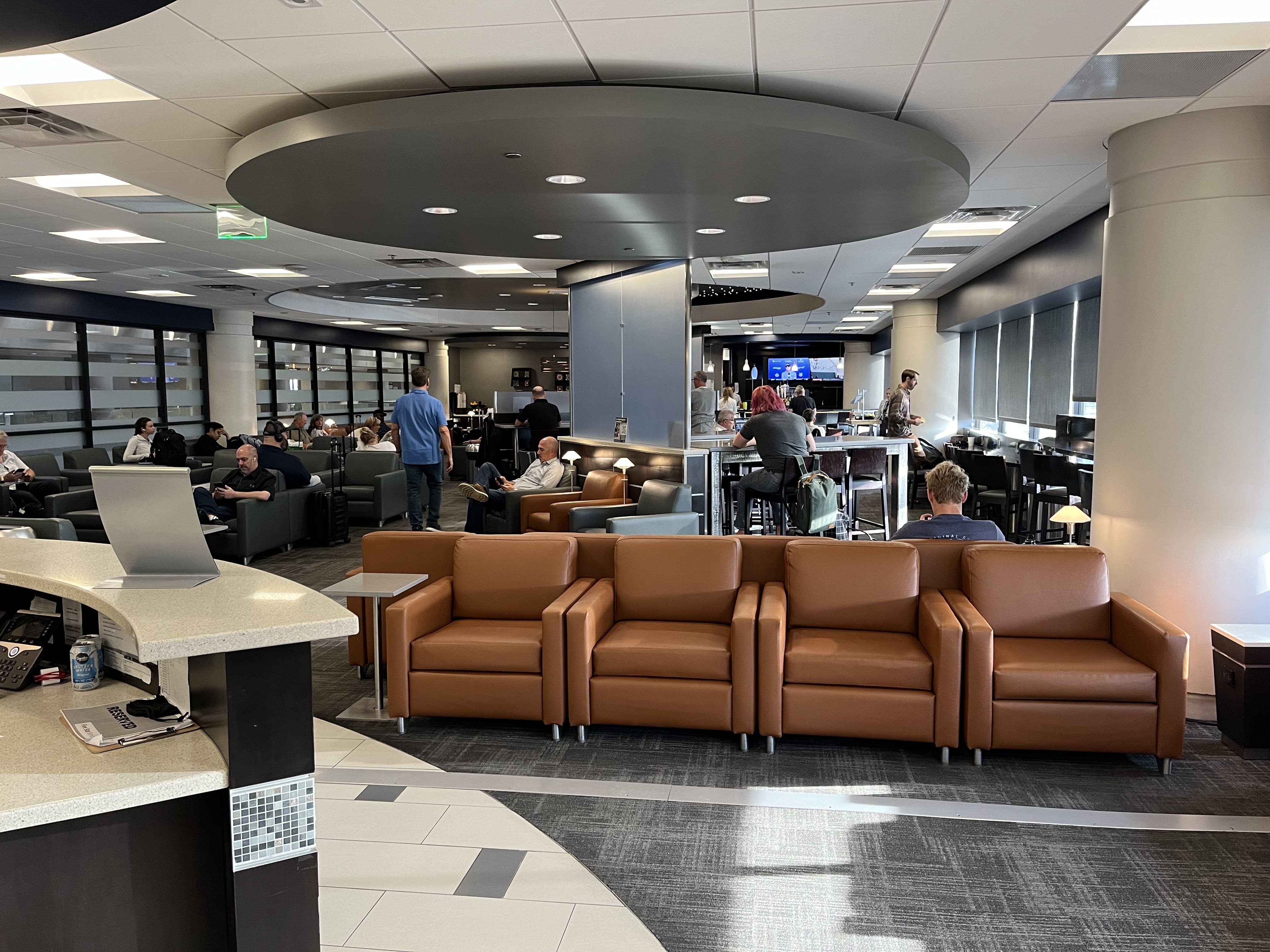 Neil Scrivener reviews the American Airlines Admirals Club in Concourse B of Phoenix Sky Harbor International Airport's Terminal 4 (PHX). 