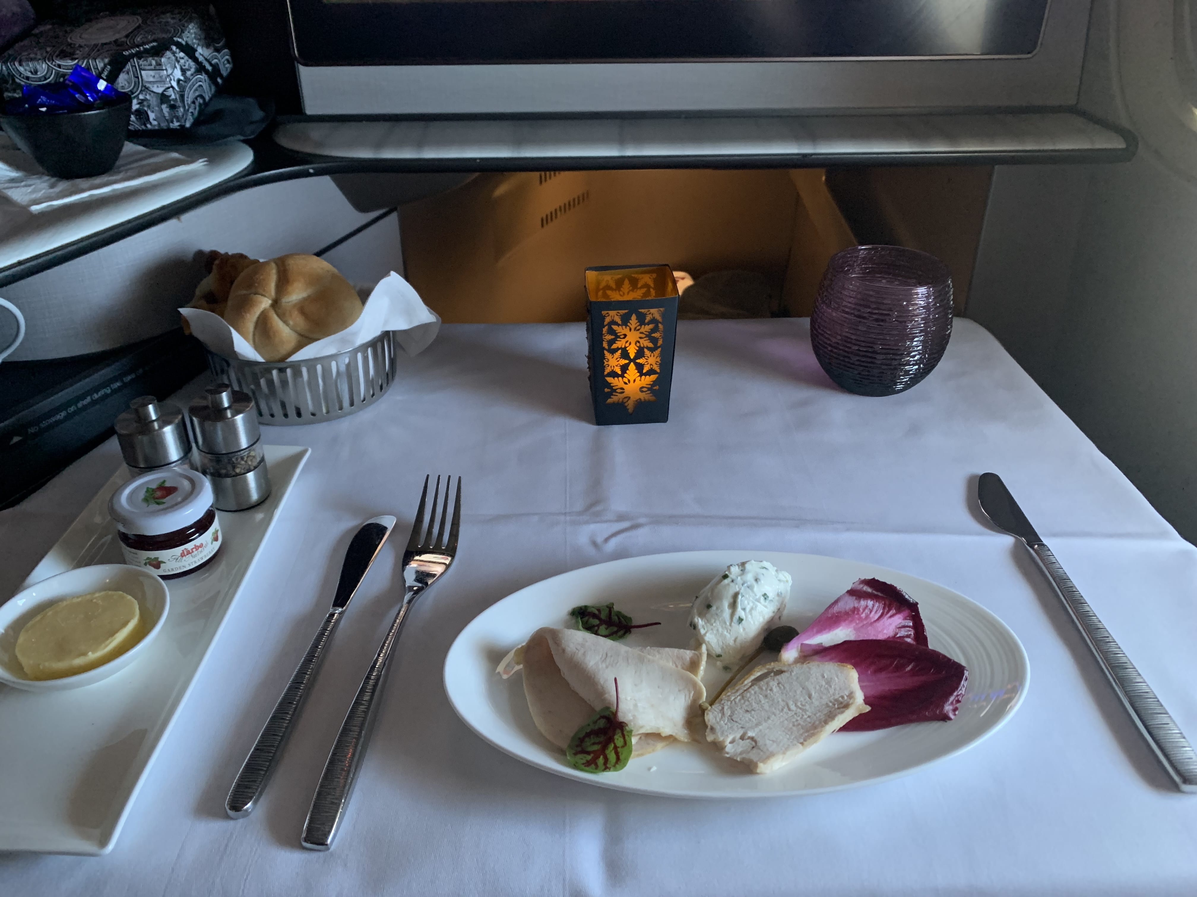 Neil Scrivener reviews Qatar Airways QR6 on a flight from London Heathrow to Doha (LHR to DOH) in Q Suite, on the Boeing 777-300.