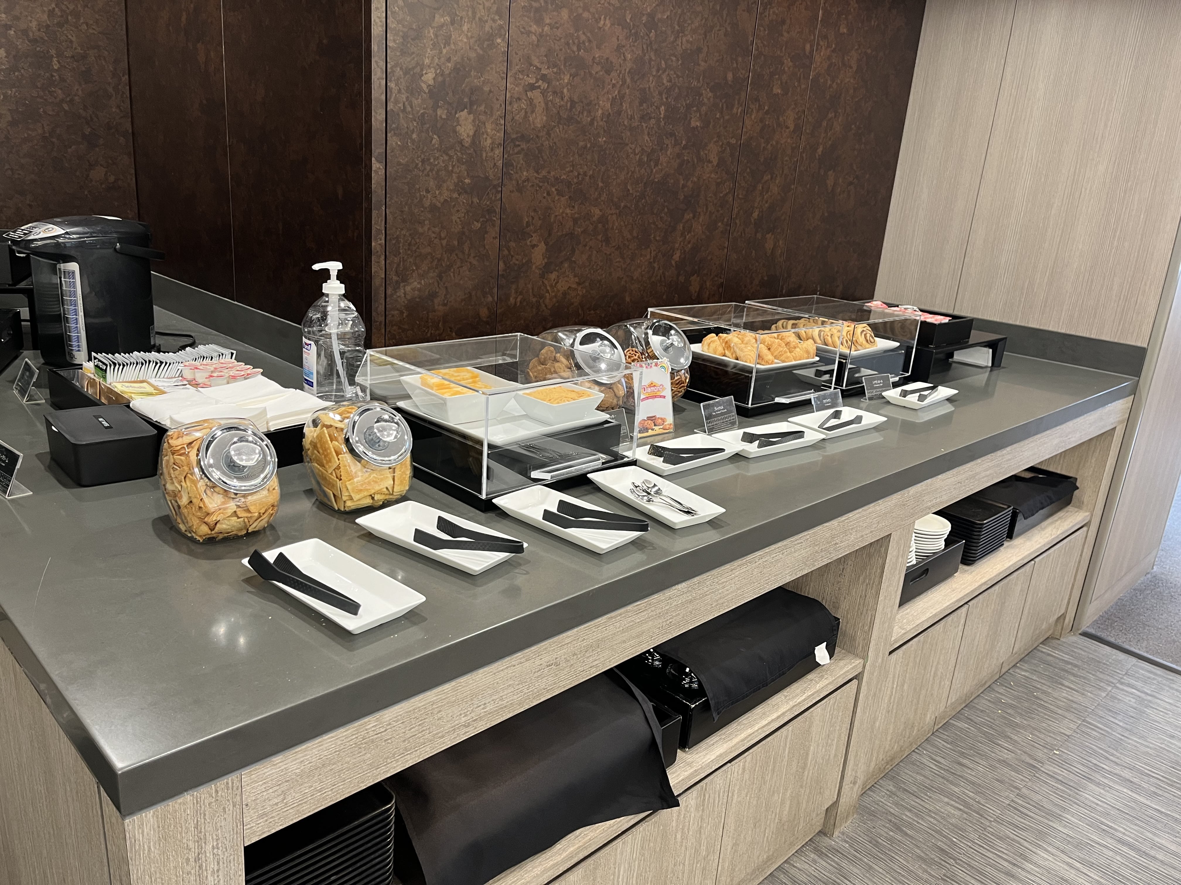 Neil Scrivener reviews the JAL (Japan Airlines) Sakura Lounge in Daniel K. Inouye International Airport (HNL). 