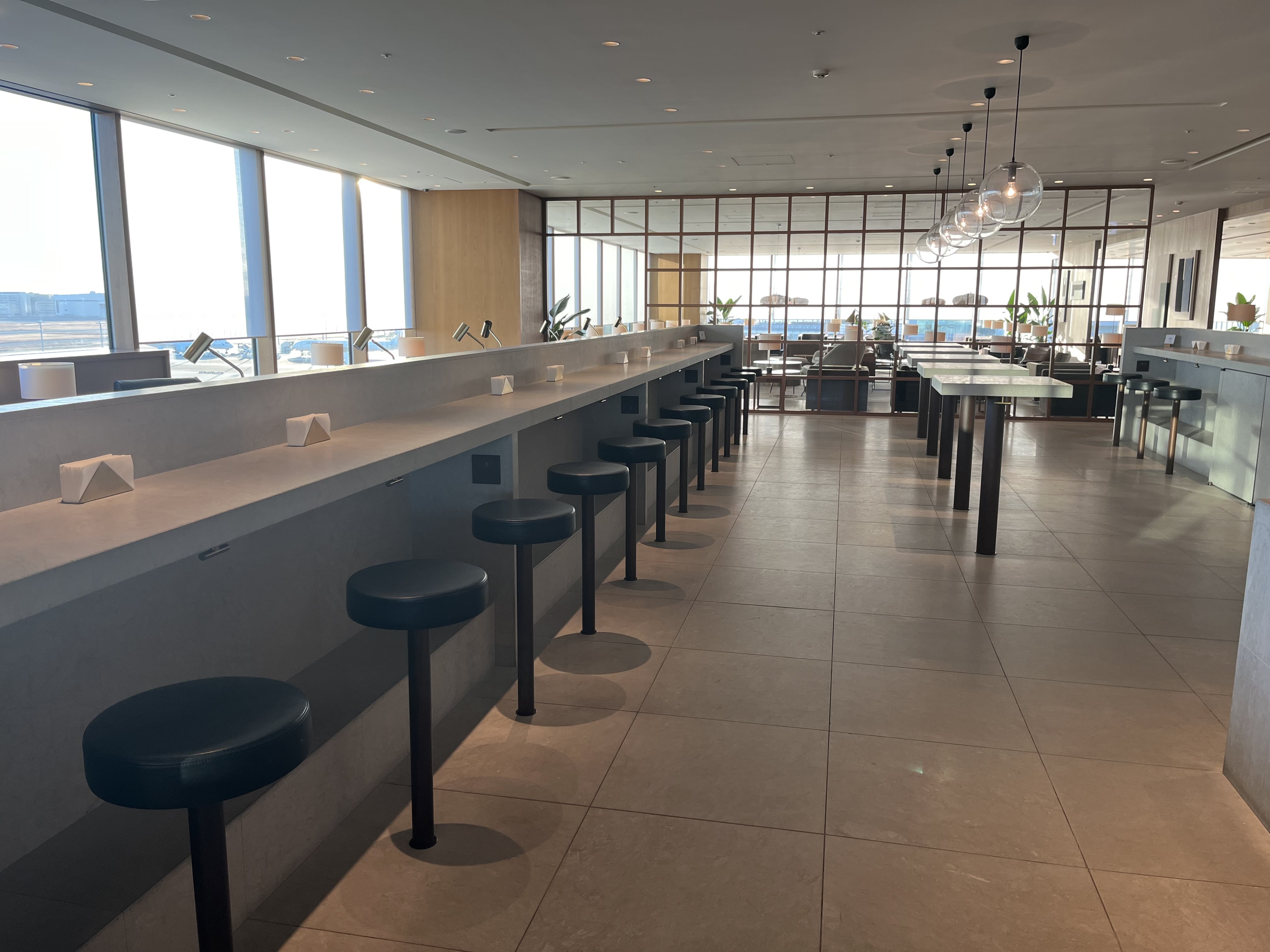 Neil Scrivener reviews the Cathay Pacific Lounge in Terminal 3 of Tokyo's Haneda Airport, available to OneWorld members. 