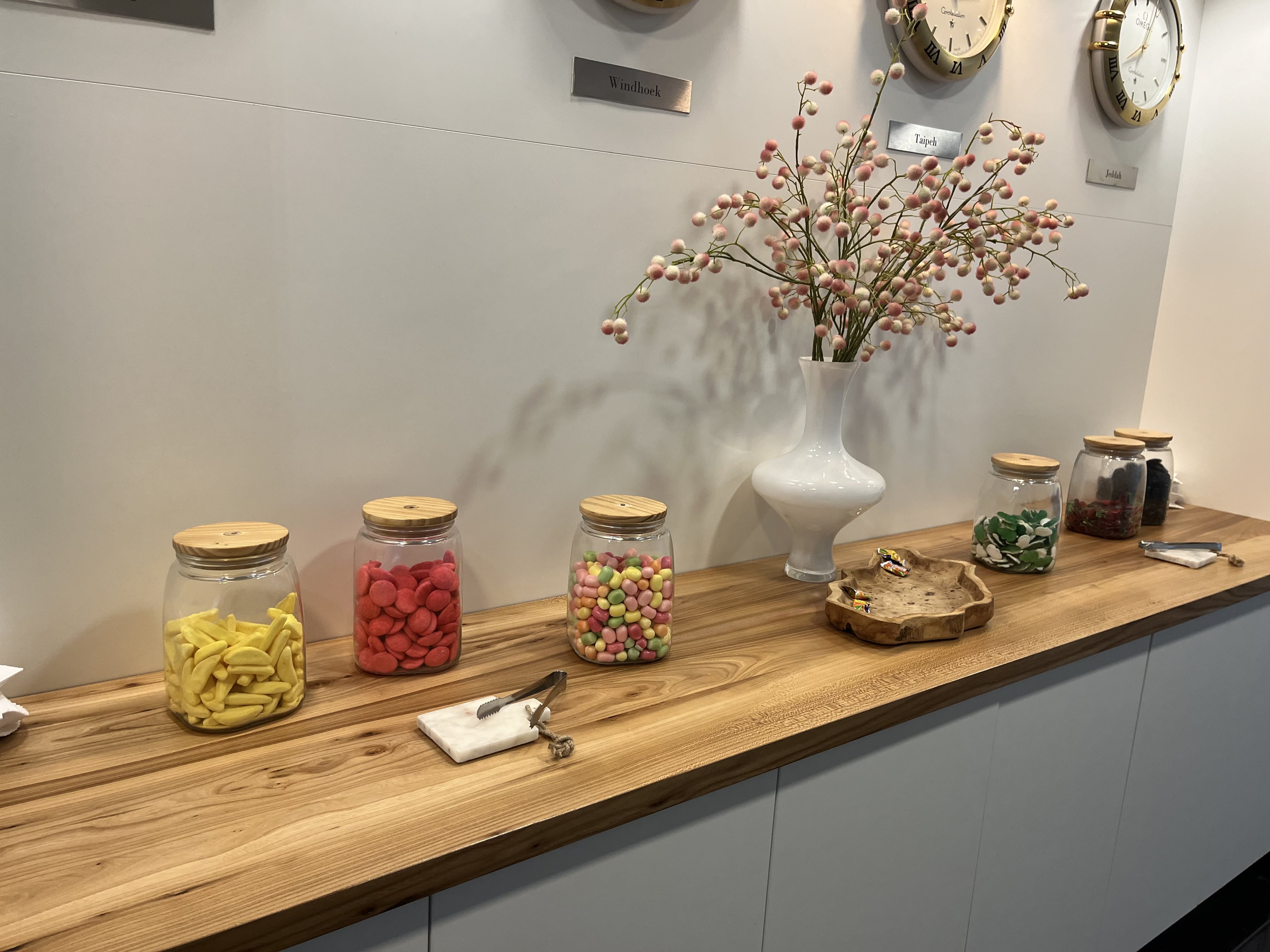 Neil Scrivener reviews the Priority Lounge in Frankfurt Airport (FRA), also the Cathay Pacific and Qatar Airways lounge.